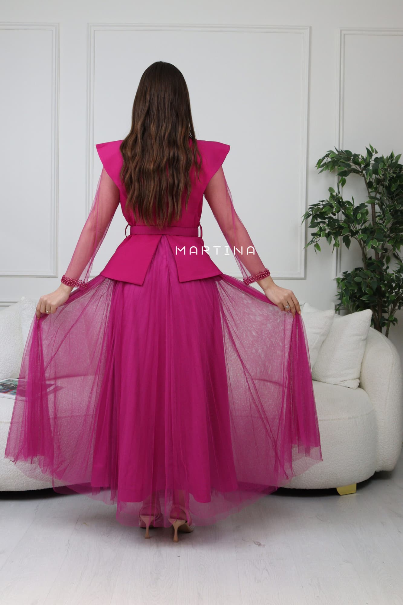 فستان طويل بتطريز على الكتف وأكمام شفافة