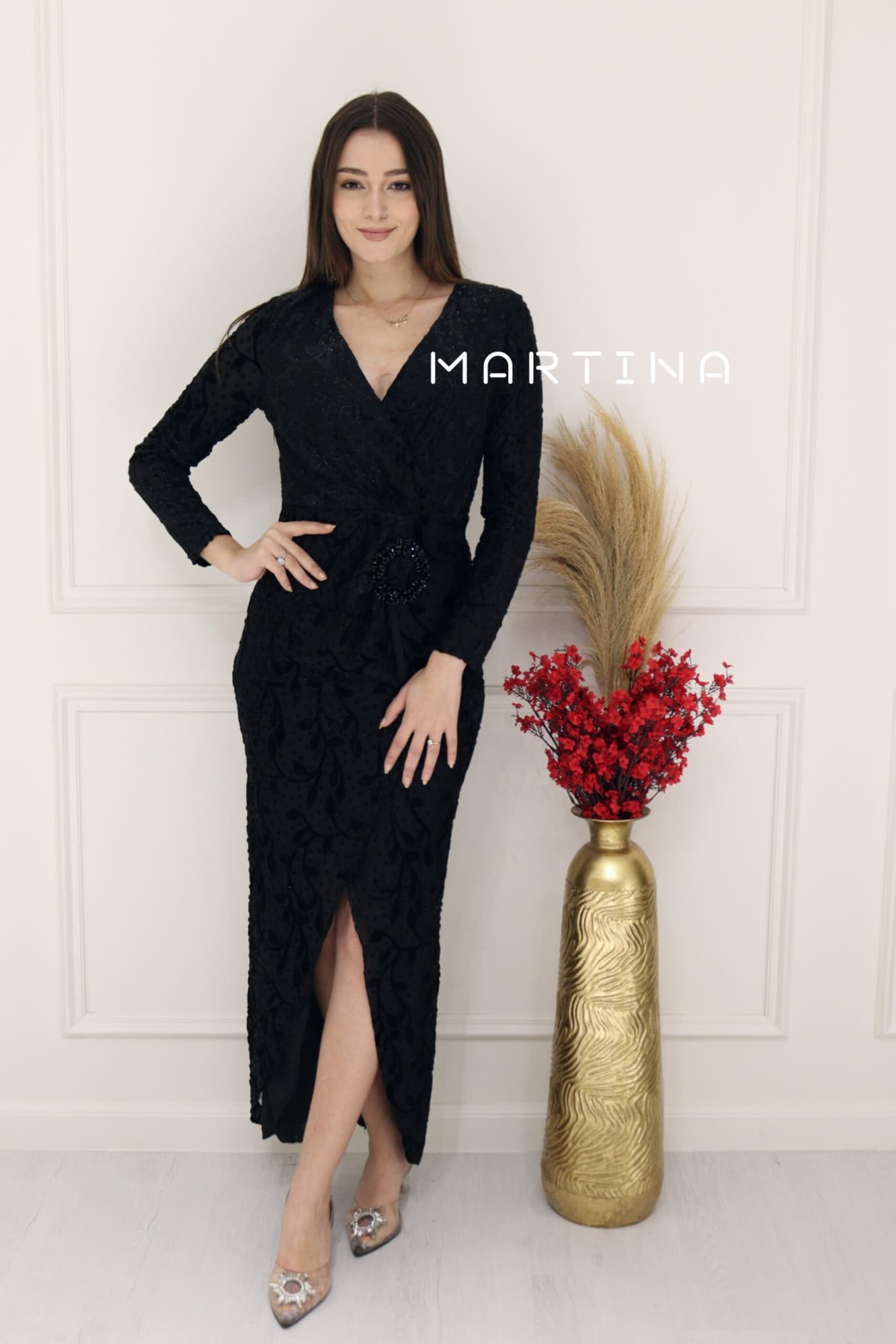 فستان مخمل مع بروش اسود اسود