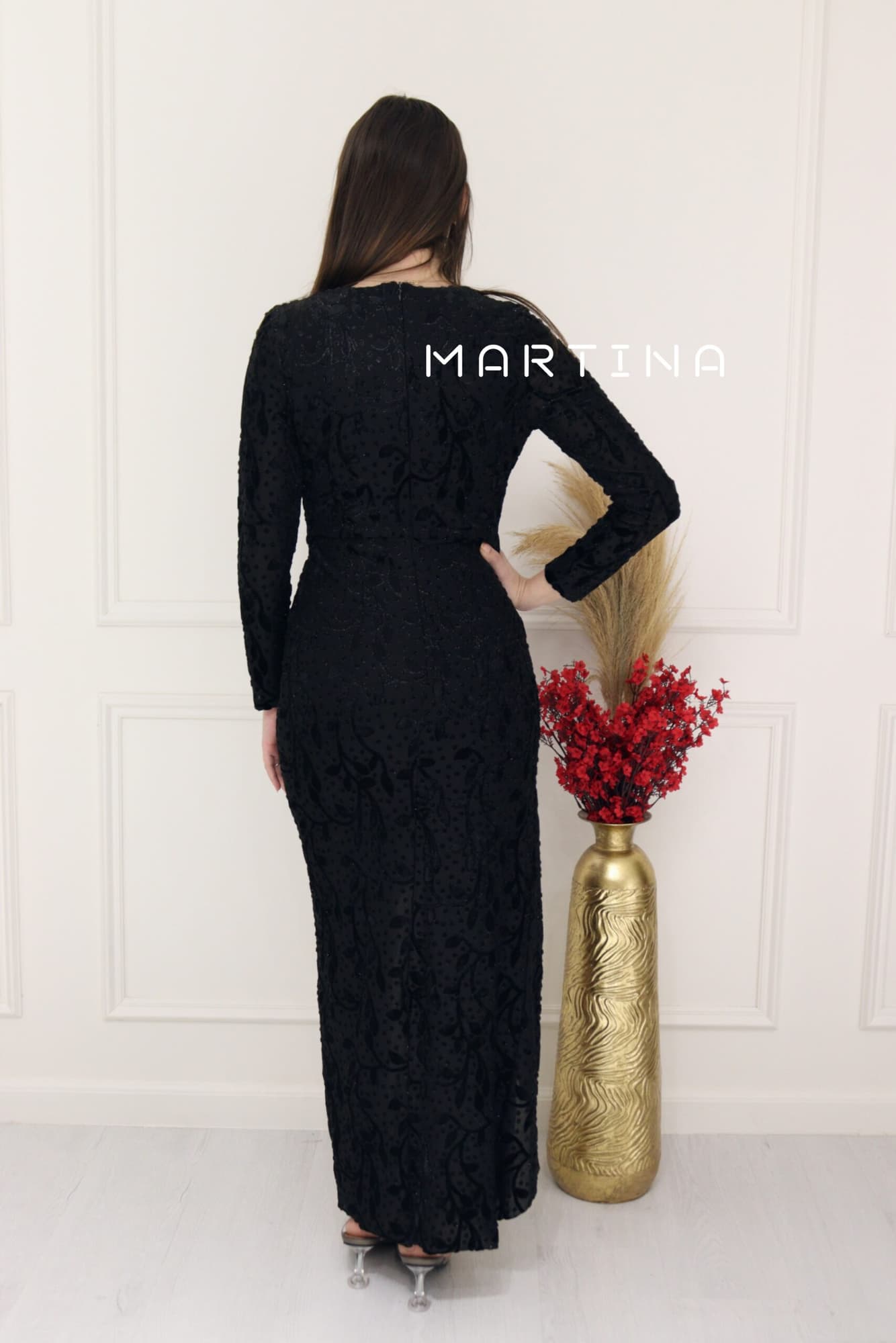 فستان مخمل مع بروش اسود