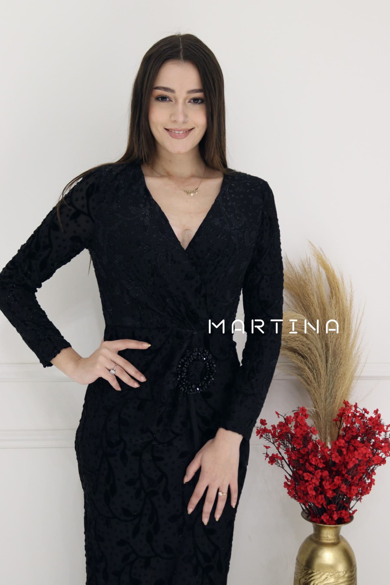 فستان مخمل مع بروش اسود