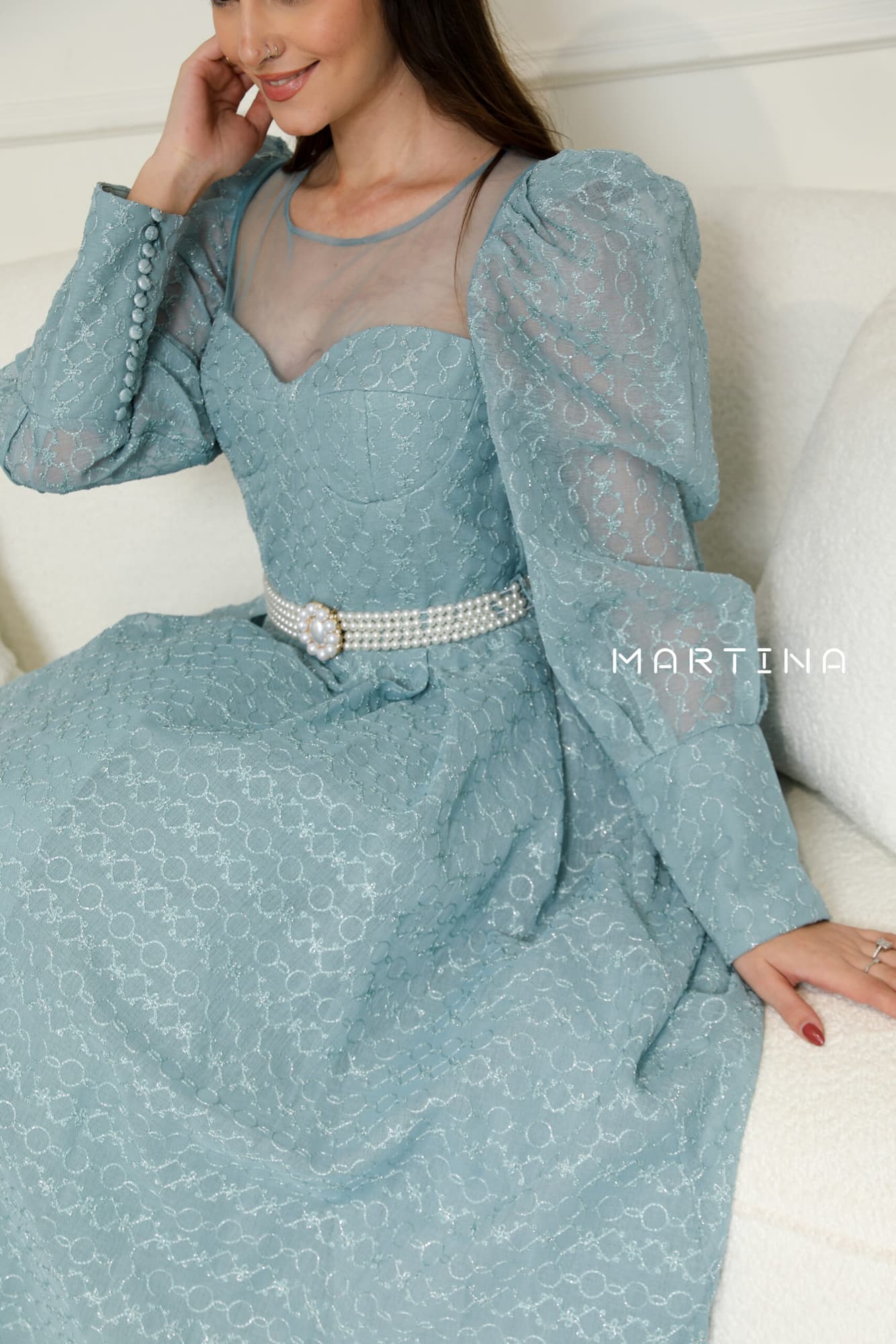 فستان بقصة صدر شفافة  واكمام أنيقة