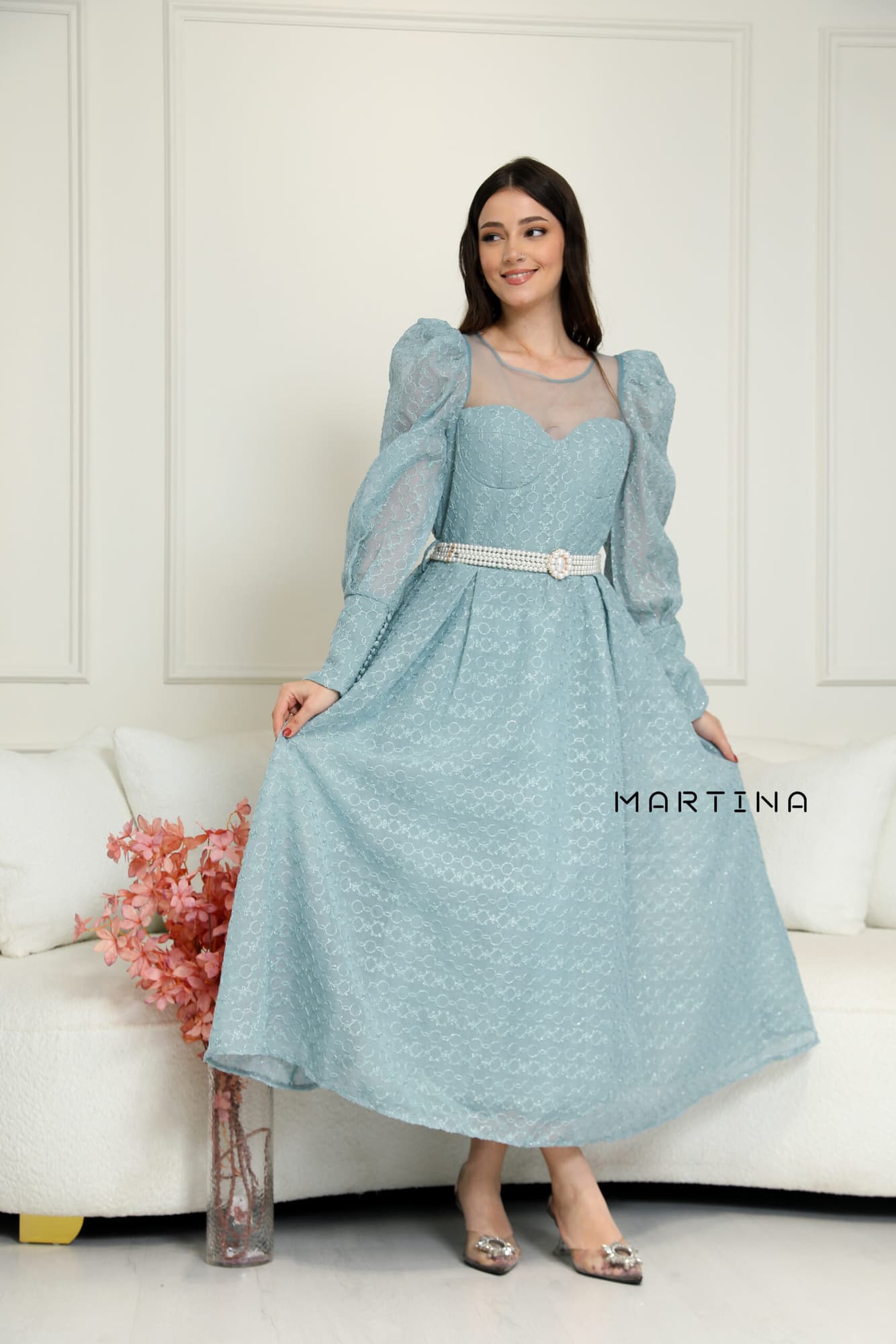 فستان بقصة صدر شفافة  واكمام أنيقة