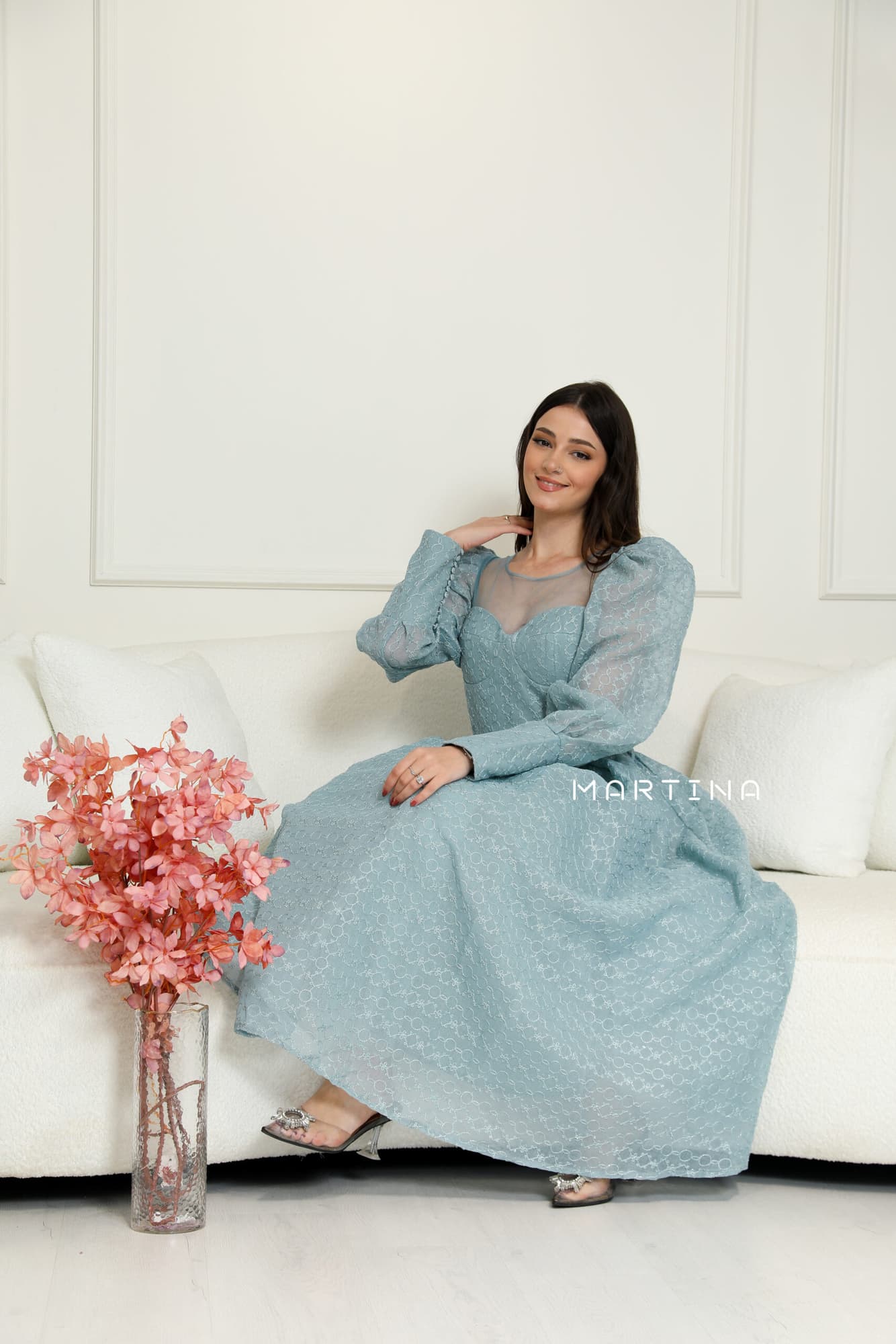 فستان بقصة صدر شفافة  واكمام أنيقة