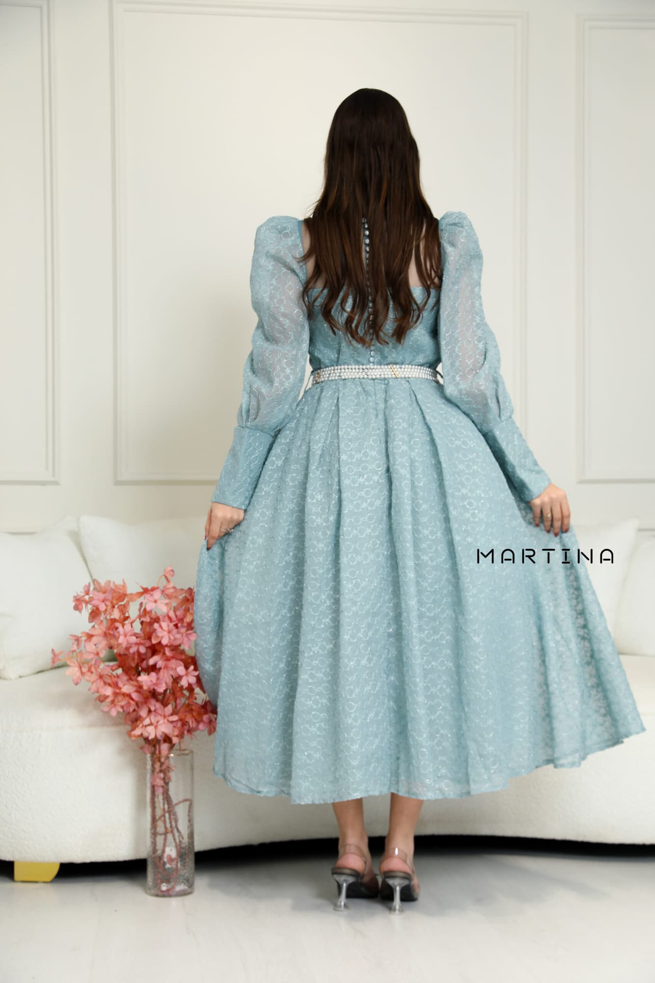 فستان بقصة صدر شفافة  واكمام أنيقة