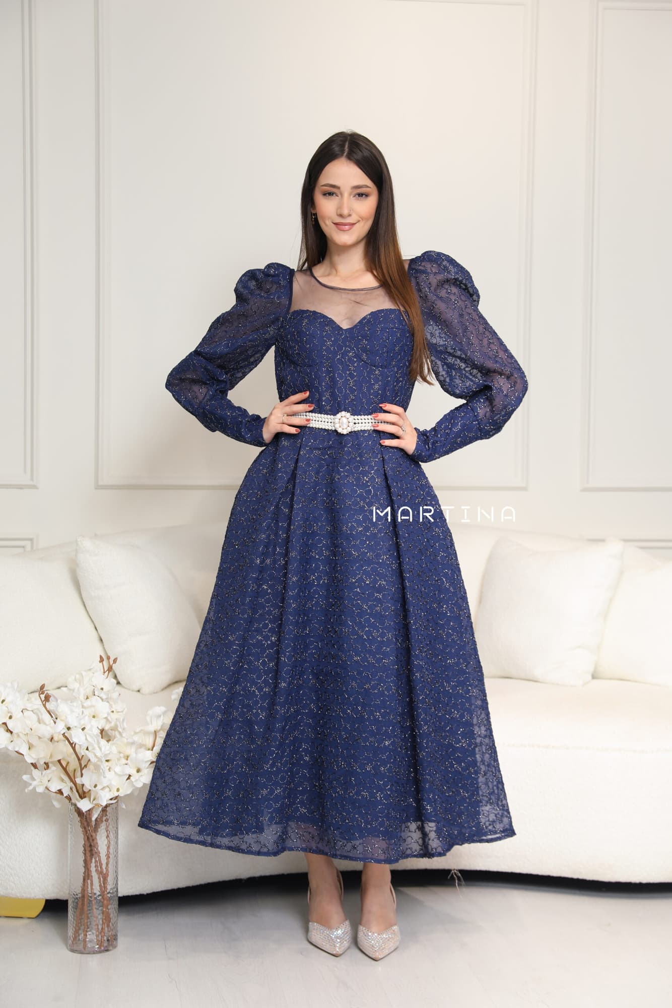 فستان بقصة صدر شفافة  واكمام أنيقة