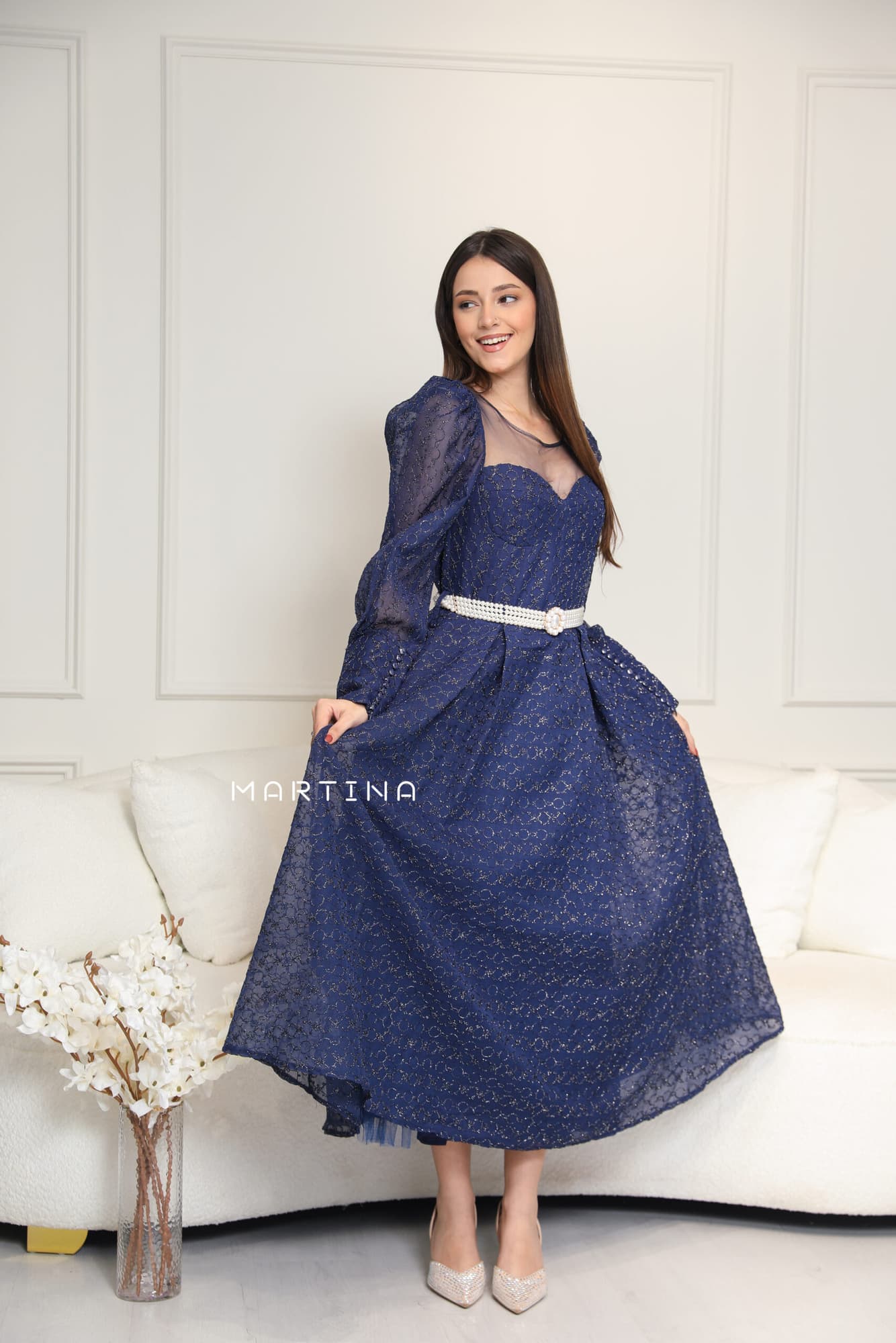 فستان بقصة صدر شفافة  واكمام أنيقة