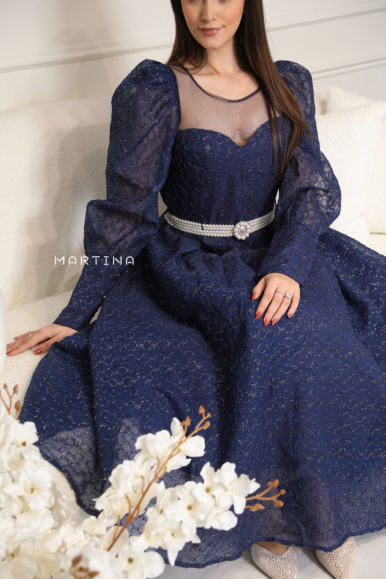 فستان بقصة صدر شفافة  واكمام أنيقة