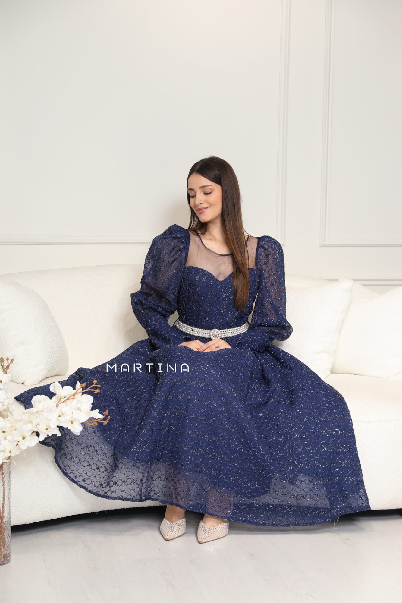 فستان بقصة صدر شفافة  واكمام أنيقة