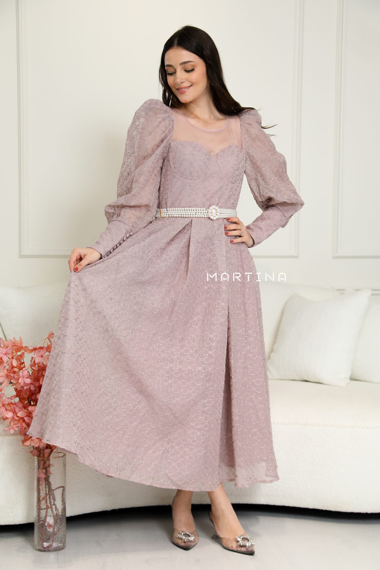 فستان بقصة صدر شفافة  واكمام أنيقة