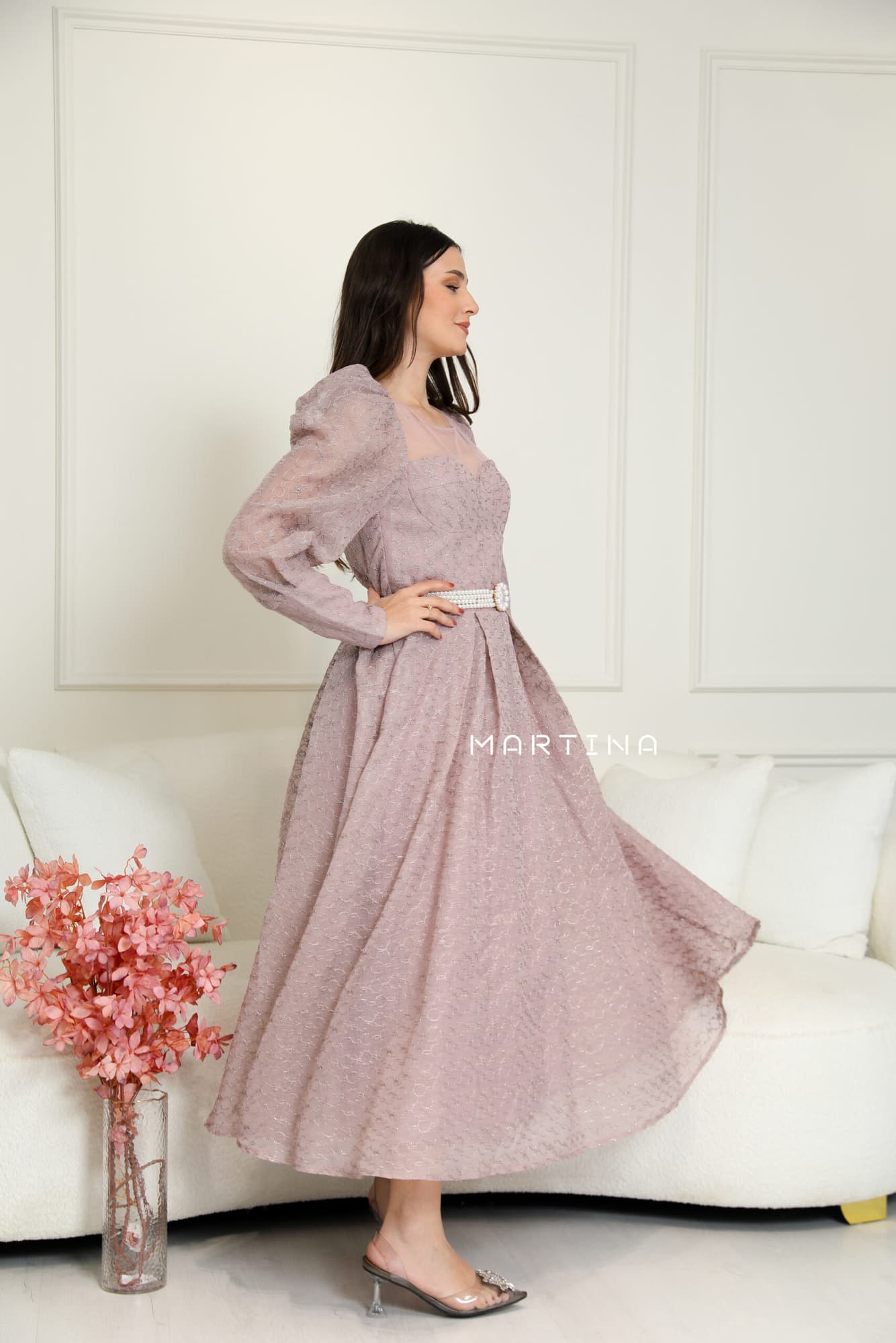 فستان بقصة صدر شفافة  واكمام أنيقة