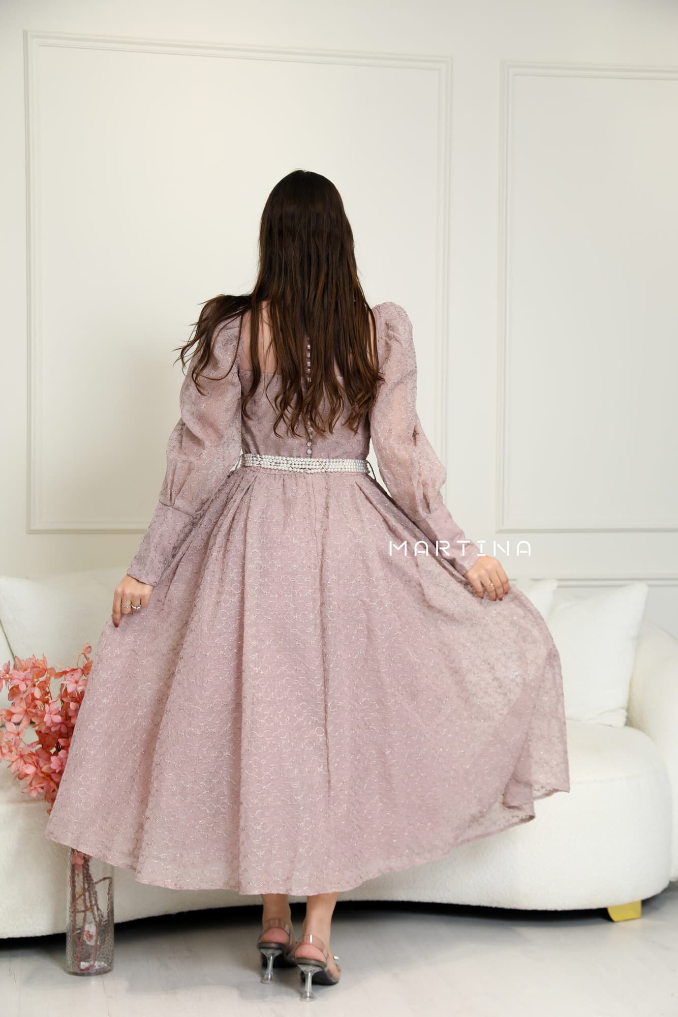 فستان بقصة صدر شفافة  واكمام أنيقة