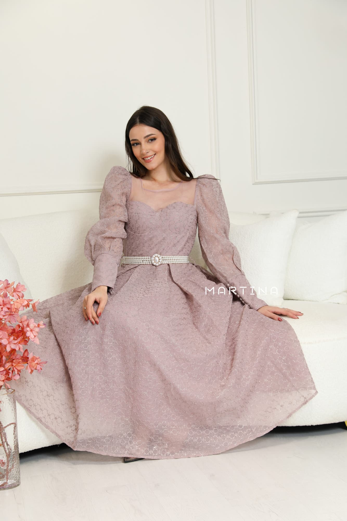 فستان بقصة صدر شفافة  واكمام أنيقة