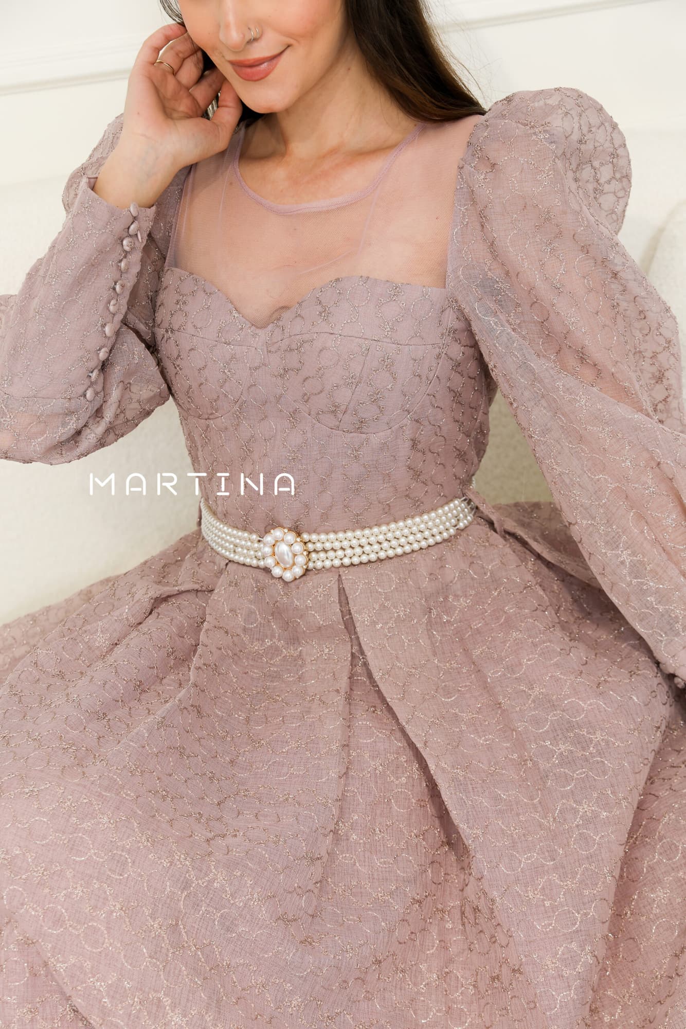 فستان بقصة صدر شفافة  واكمام أنيقة