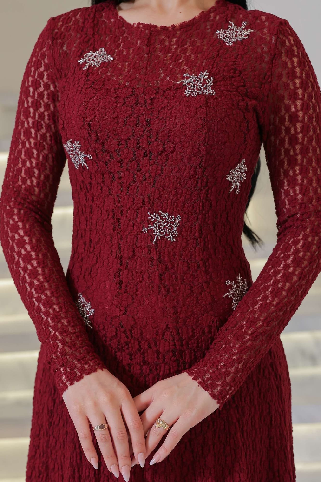 فستان ناعم طويل مصنوع من قماش دانتيل ناعم بملمس فاخر وتفاصيل مطرزة صغيرة عودي