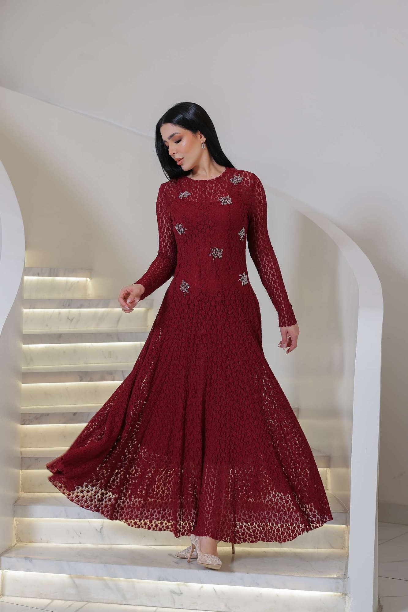 فستان ناعم طويل مصنوع من قماش دانتيل ناعم بملمس فاخر وتفاصيل مطرزة صغيرة