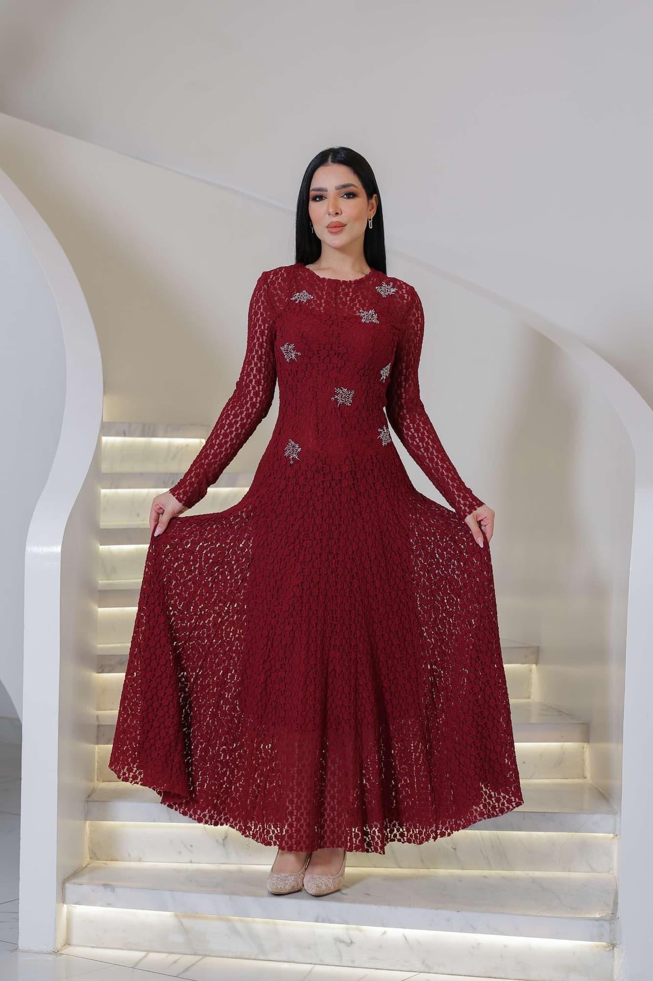 فستان ناعم طويل مصنوع من قماش دانتيل ناعم بملمس فاخر وتفاصيل مطرزة صغيرة