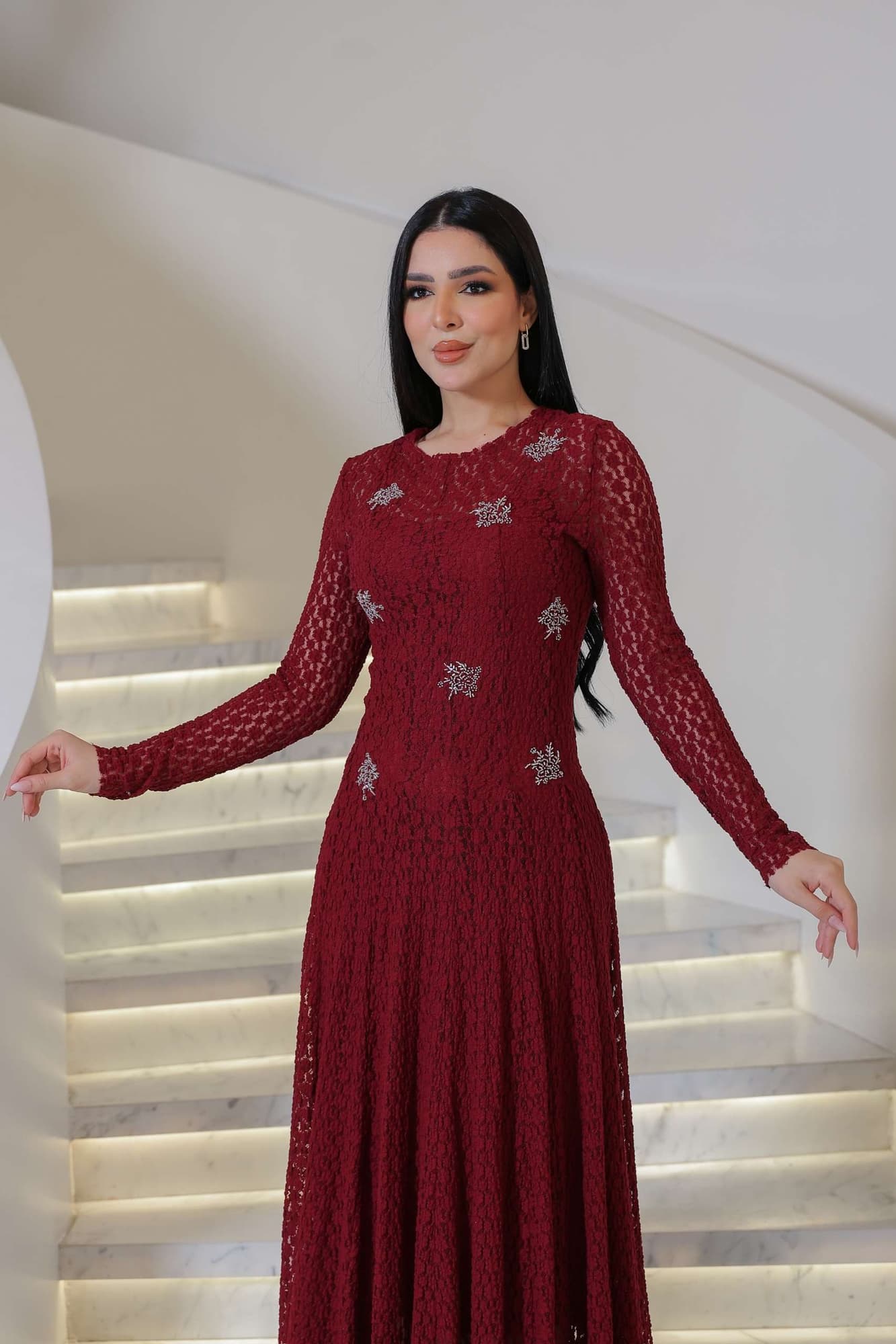 فستان ناعم طويل مصنوع من قماش دانتيل ناعم بملمس فاخر وتفاصيل مطرزة صغيرة