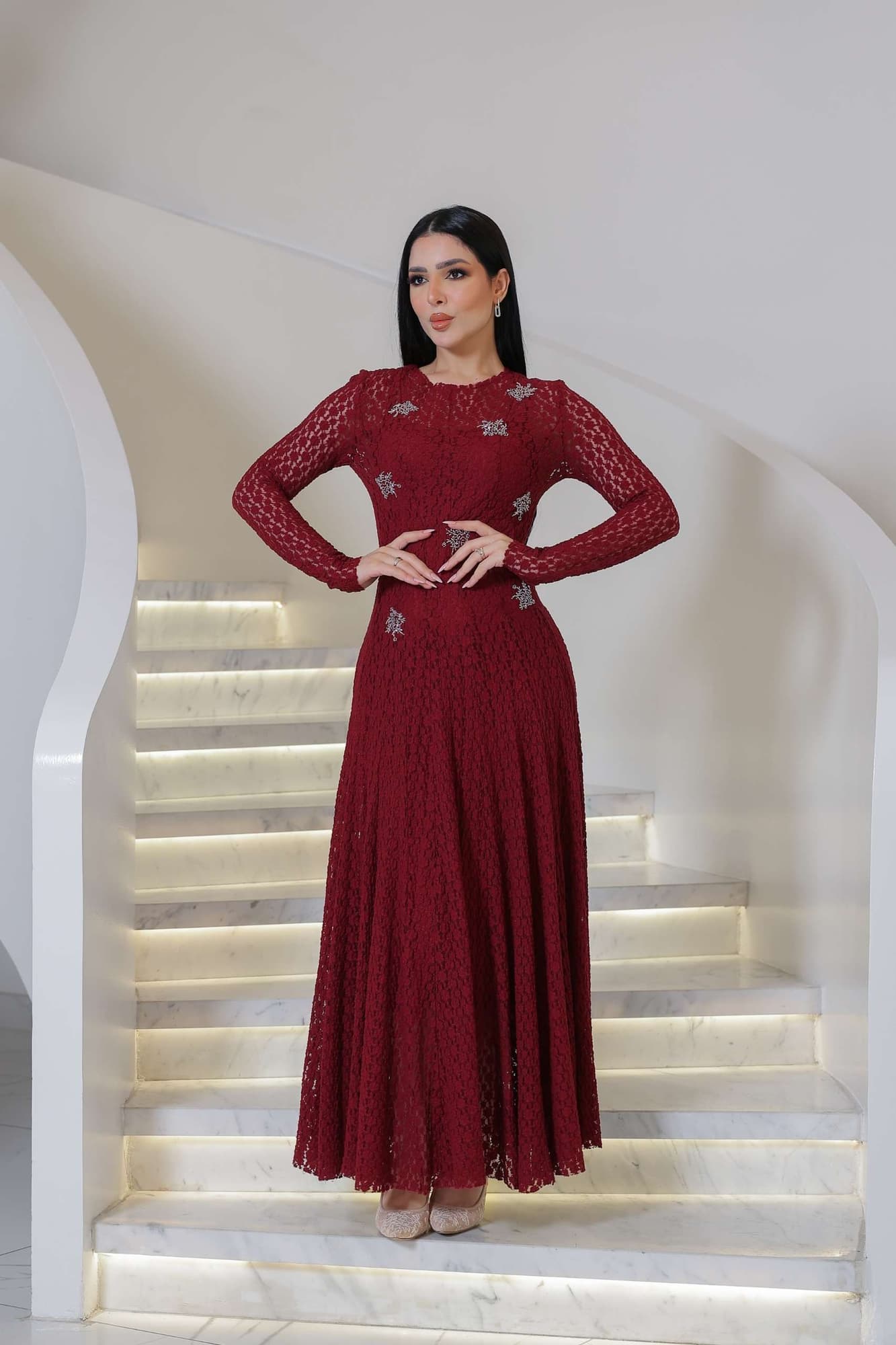 فستان ناعم طويل مصنوع من قماش دانتيل ناعم بملمس فاخر وتفاصيل مطرزة صغيرة