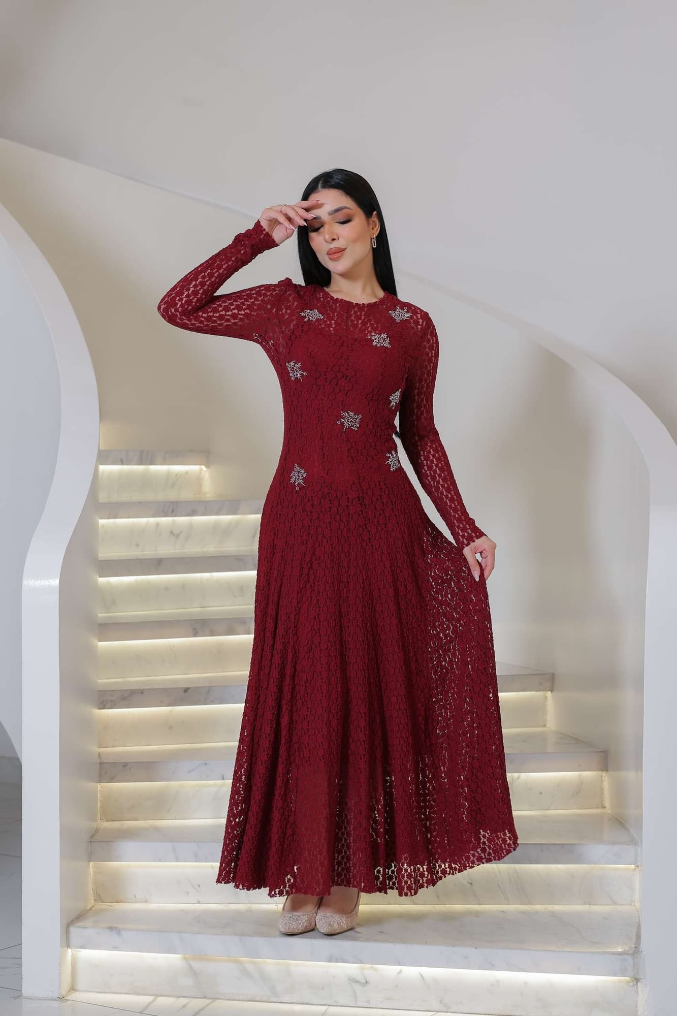 فستان ناعم طويل مصنوع من قماش دانتيل ناعم بملمس فاخر وتفاصيل مطرزة صغيرة