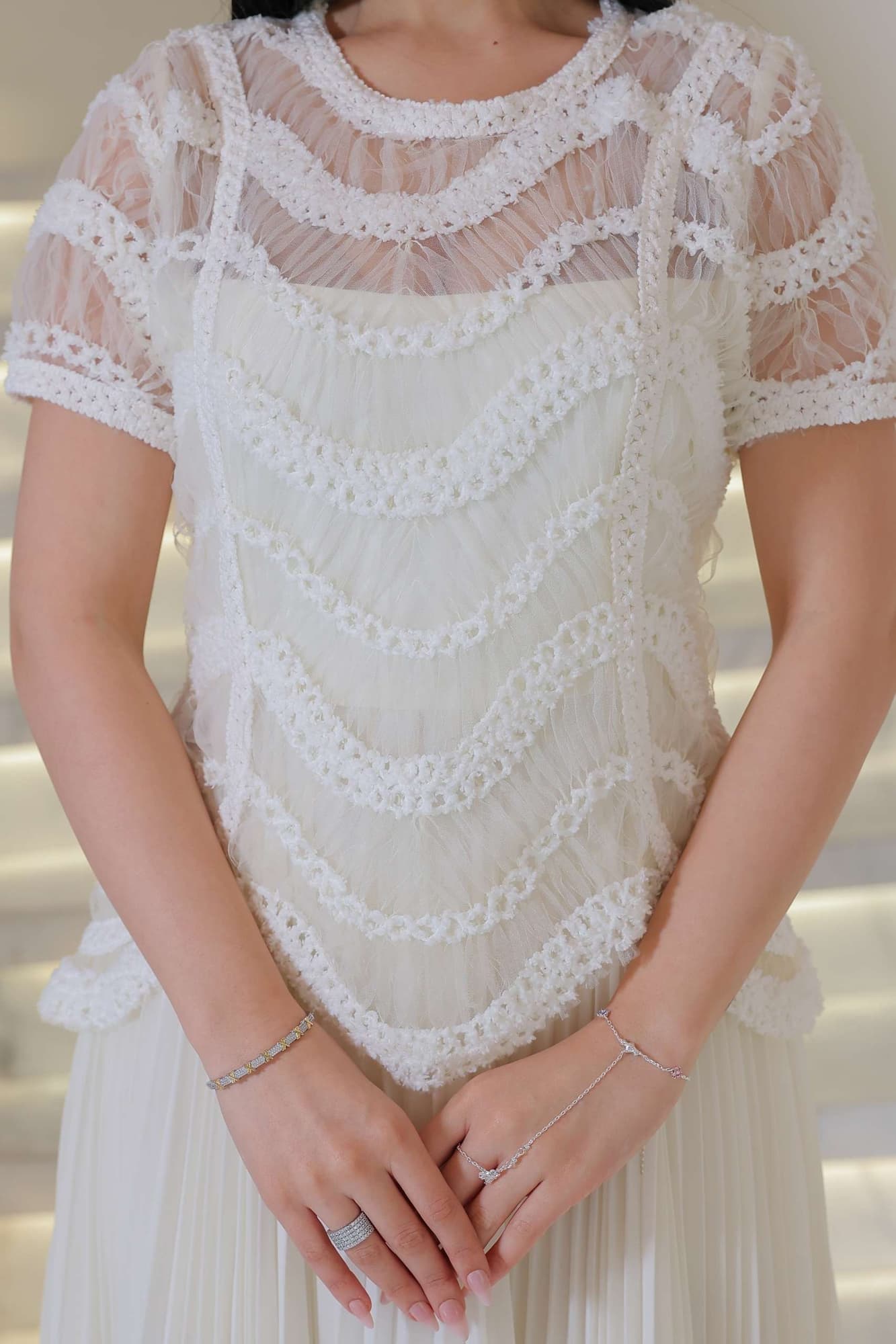 فستان سهره بقصة متدرجة وكشكش من الأسفل اوف وايت