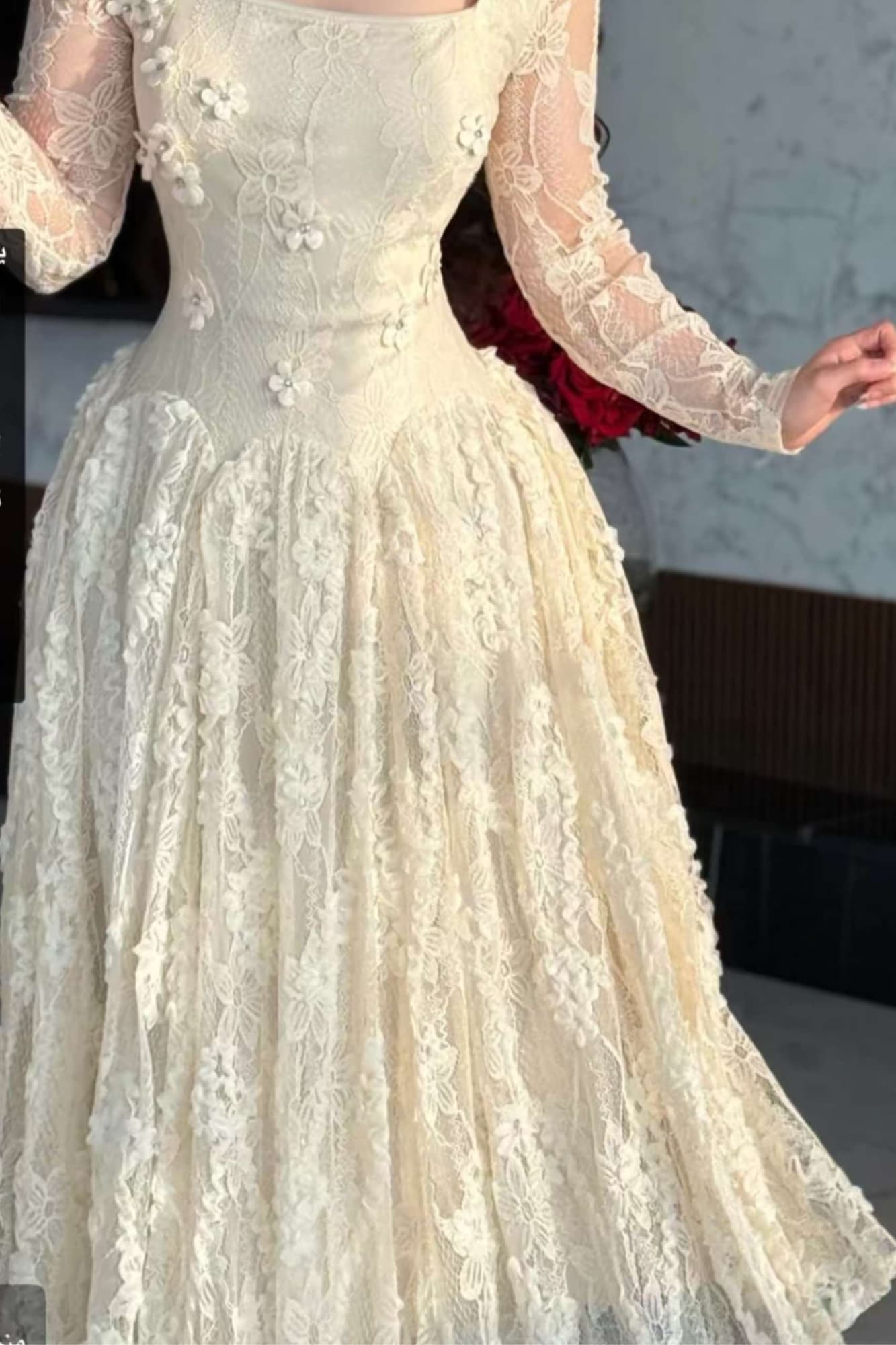 فستان ميدي دانتيل مزخرف بتفاصيل ناعمة