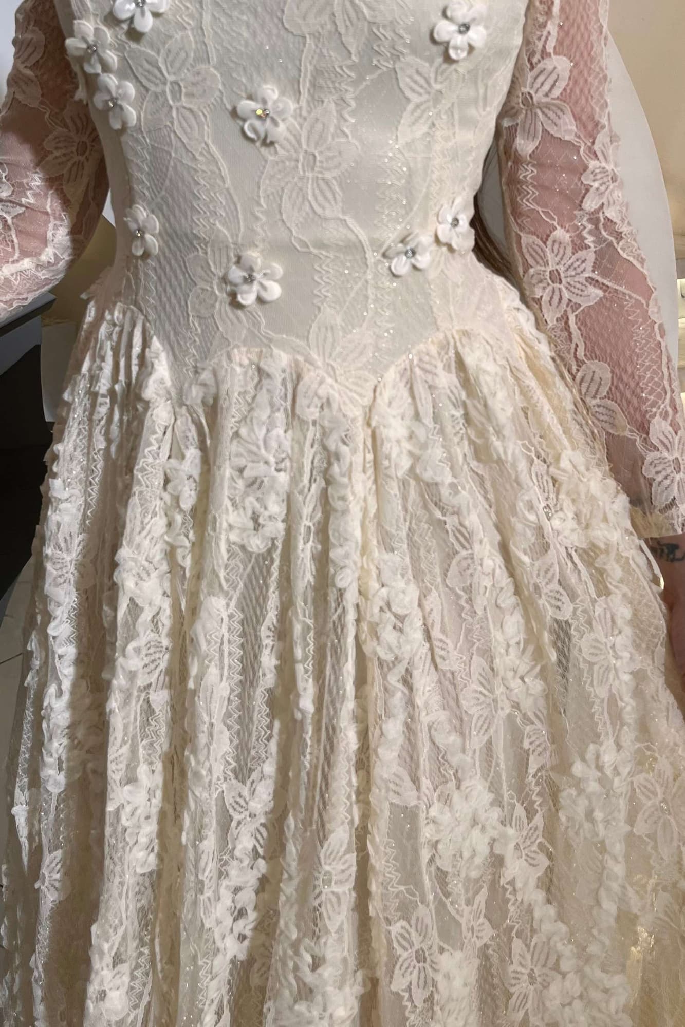 فستان ميدي دانتيل مزخرف بتفاصيل ناعمة اوف وايت