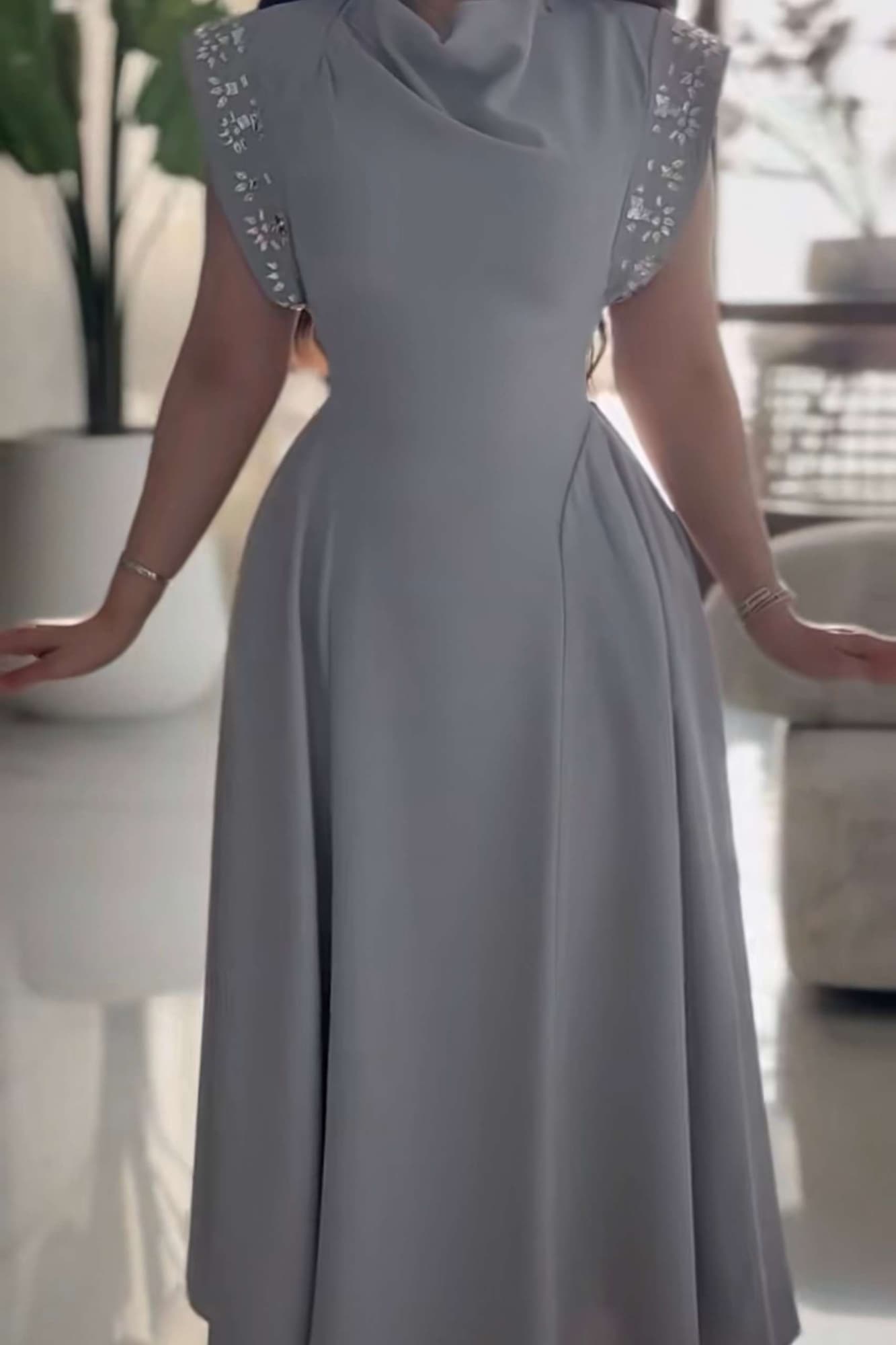 فستان سهره ميدي بأكتاف مطرزة