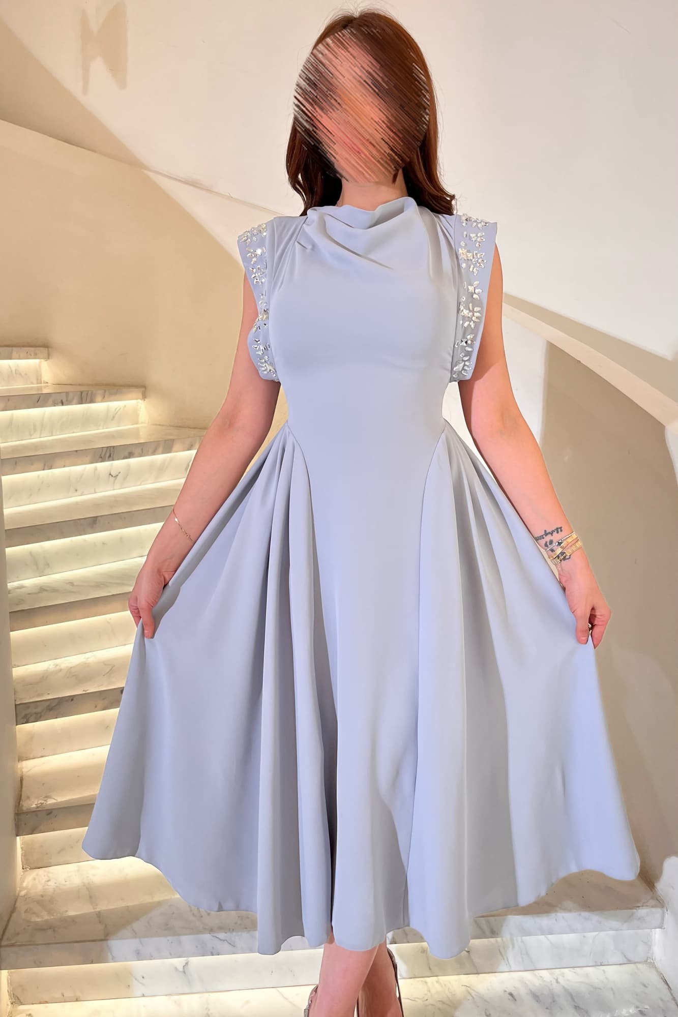 فستان سهره ميدي بأكتاف مطرزة