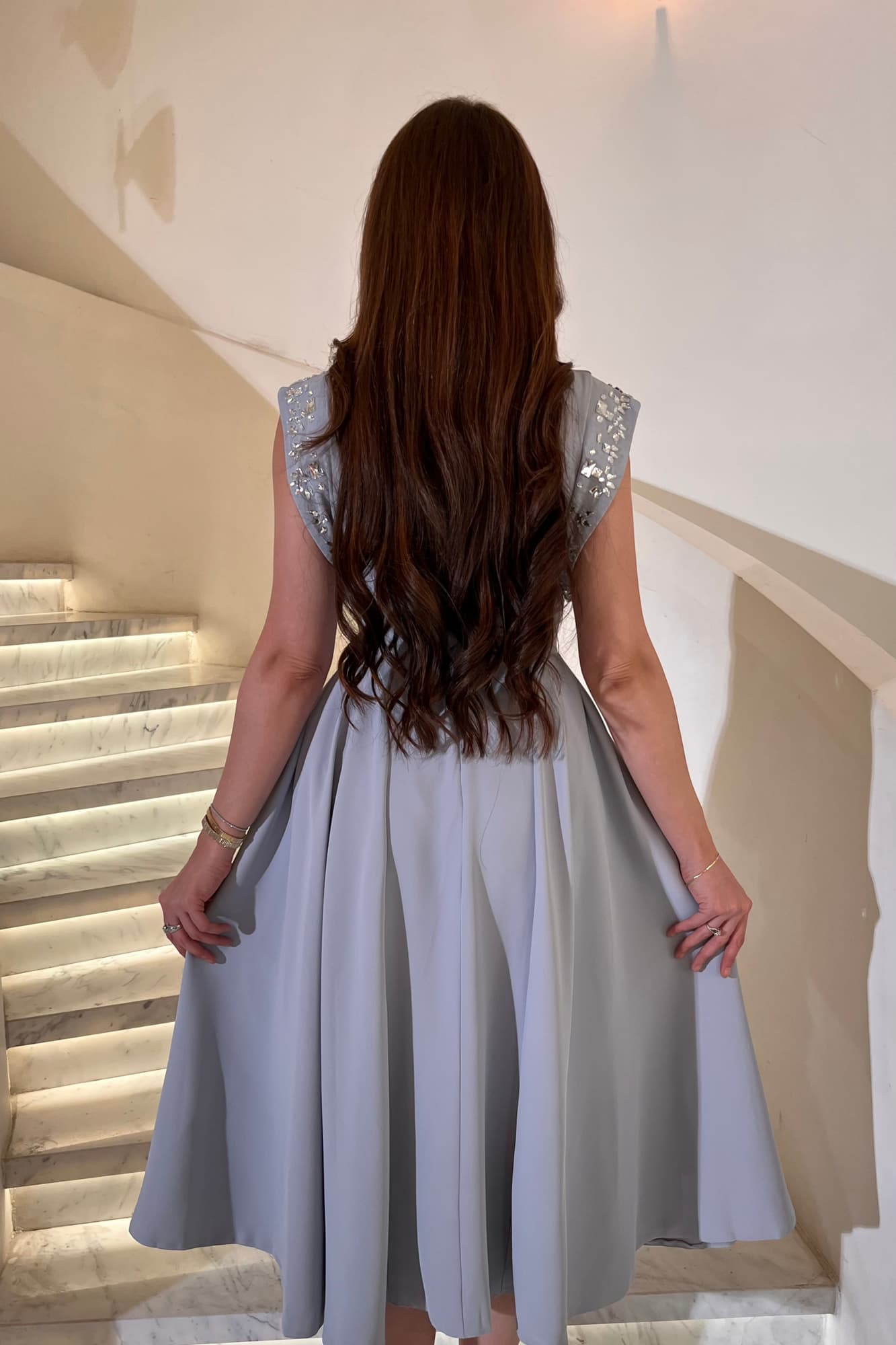 فستان سهره ميدي بأكتاف مطرزة