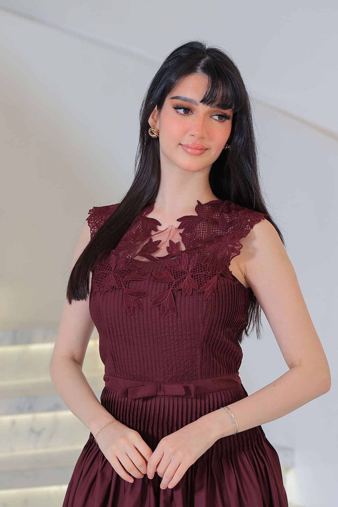 فستان أنثوي أنيق بتصميم ناعم ومريح بتطريز دانتيل ناعم على الصدر والياقة
