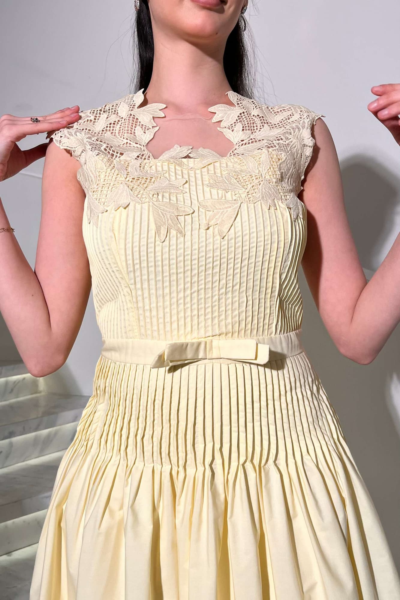 فستان أنثوي أنيق بتصميم ناعم ومريح بتطريز دانتيل ناعم على الصدر والياقة اصفر