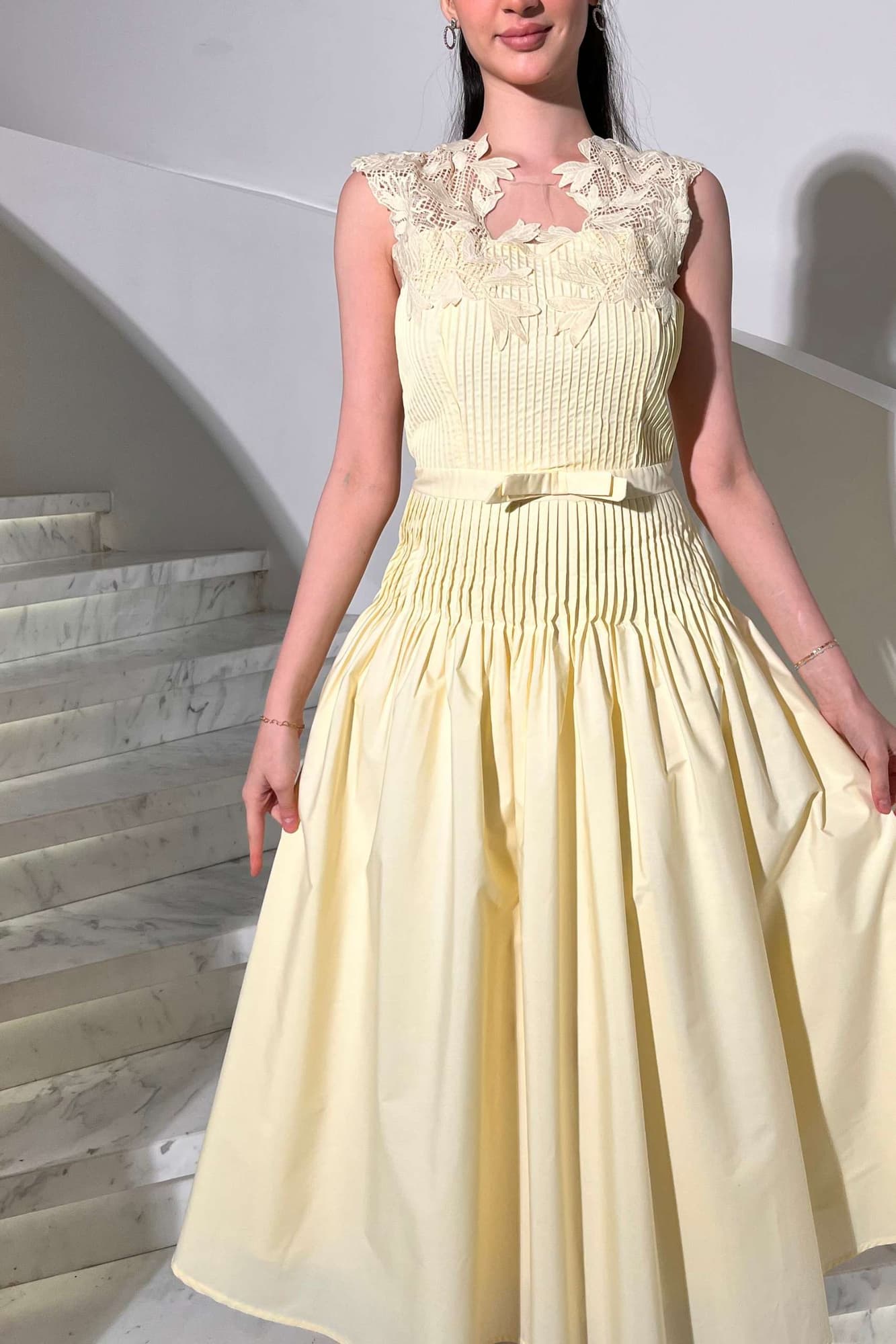 فستان أنثوي أنيق بتصميم ناعم ومريح بتطريز دانتيل ناعم على الصدر والياقة