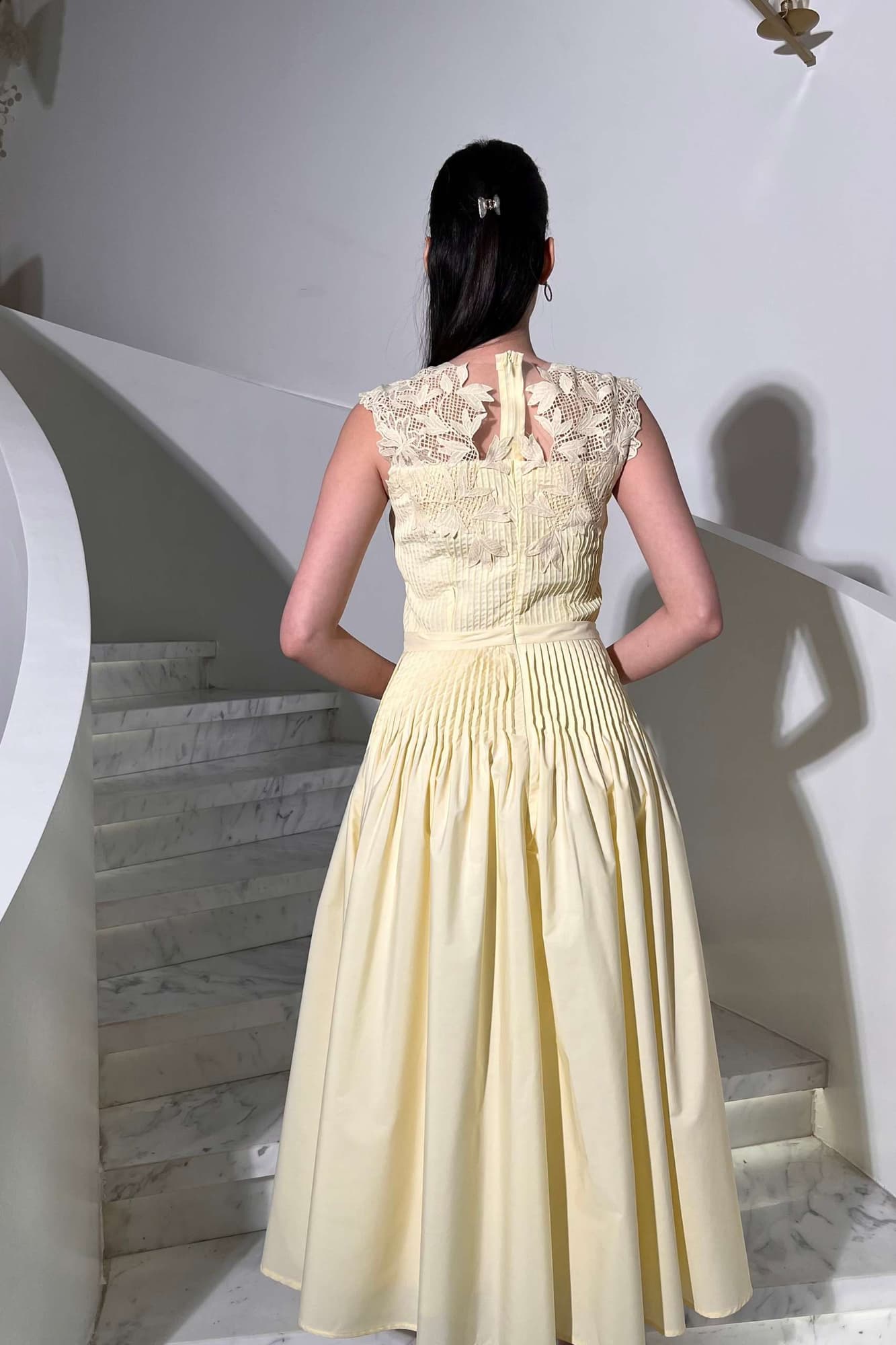 فستان أنثوي أنيق بتصميم ناعم ومريح بتطريز دانتيل ناعم على الصدر والياقة