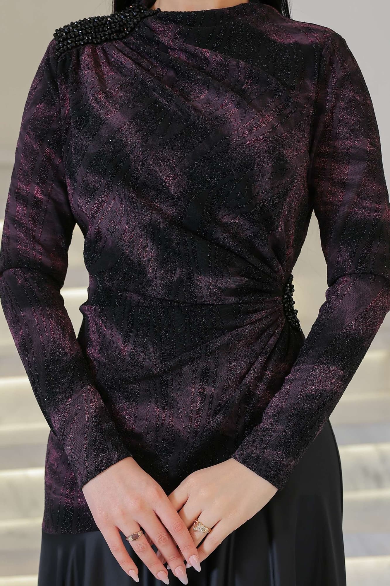 فستان أنيق يجمع بين الغموض والرقي يتميز الجزء العلوي بقماش داكن مع لمعة خفيفة ونقشة فنية اسود