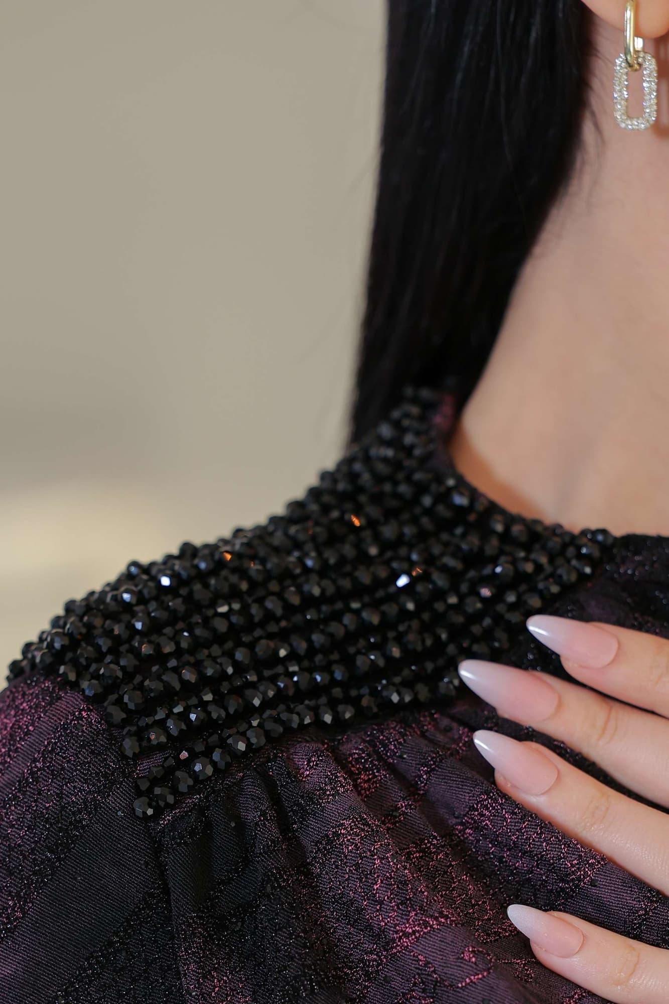 فستان أنيق يجمع بين الغموض والرقي يتميز الجزء العلوي بقماش داكن مع لمعة خفيفة ونقشة فنية