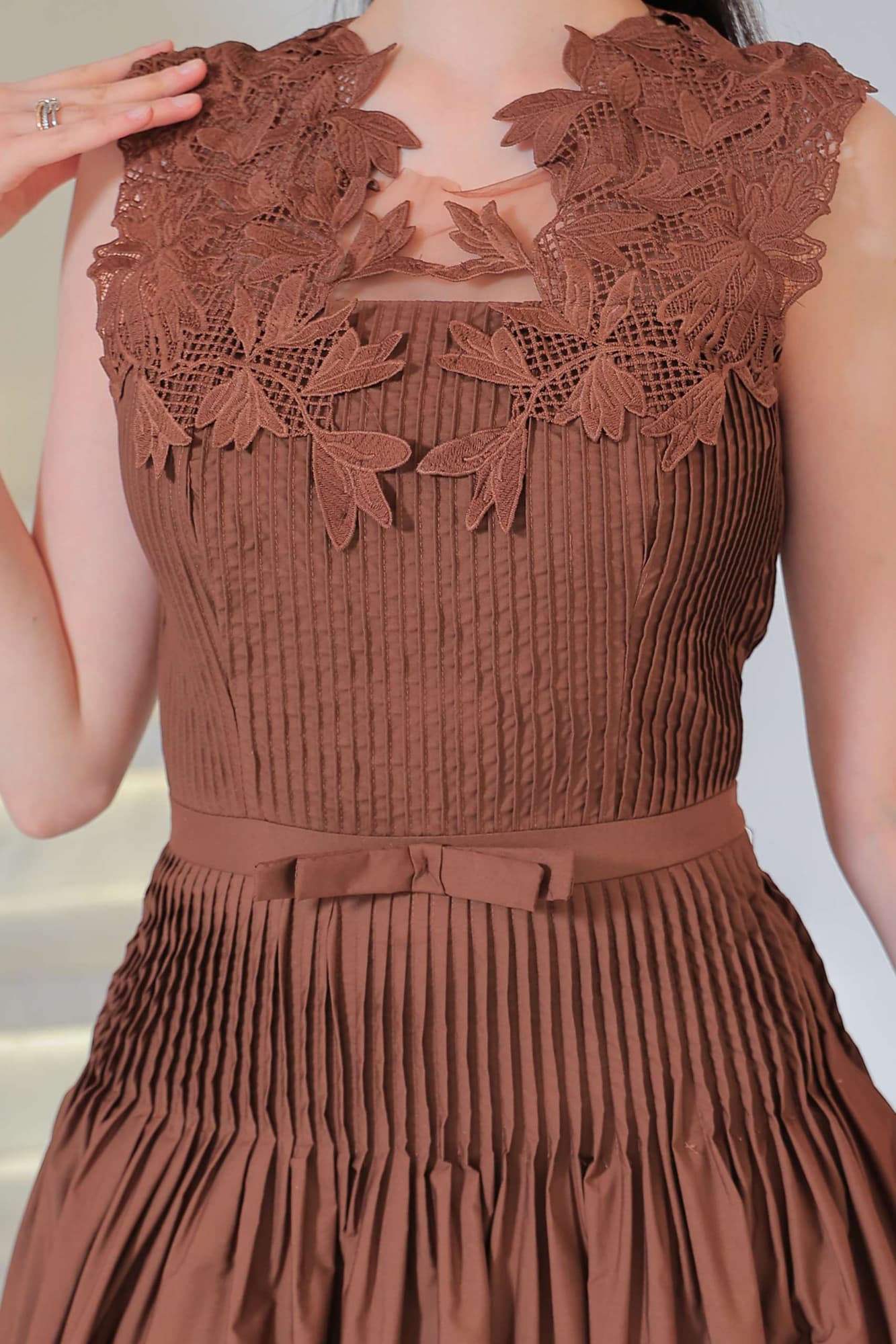 فستان أنثوي أنيق بتصميم ناعم ومريح بتطريز دانتيل ناعم على الصدر والياقة بني