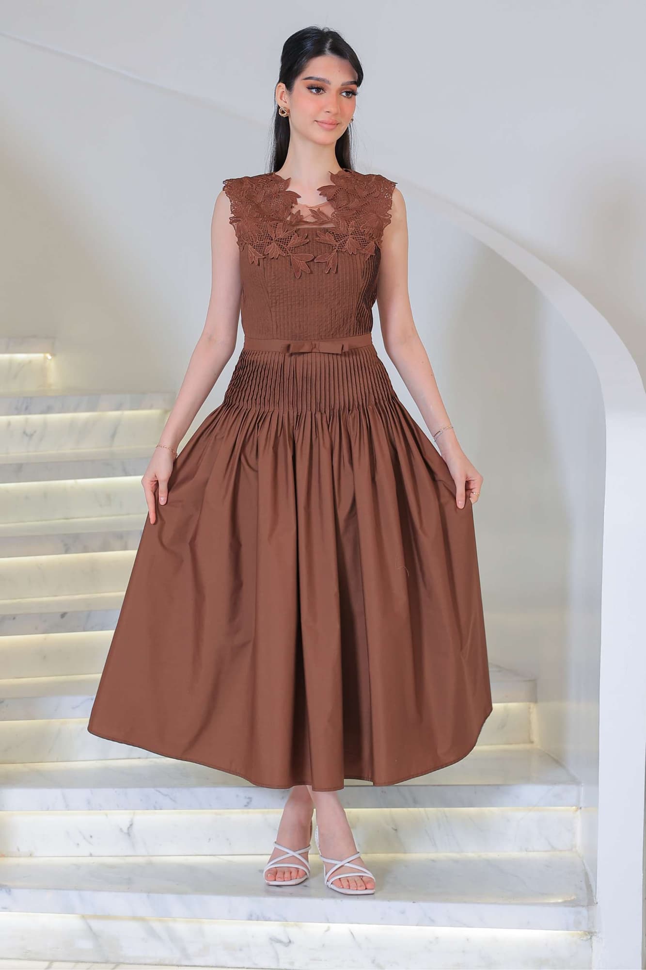 فستان أنثوي أنيق بتصميم ناعم ومريح بتطريز دانتيل ناعم على الصدر والياقة