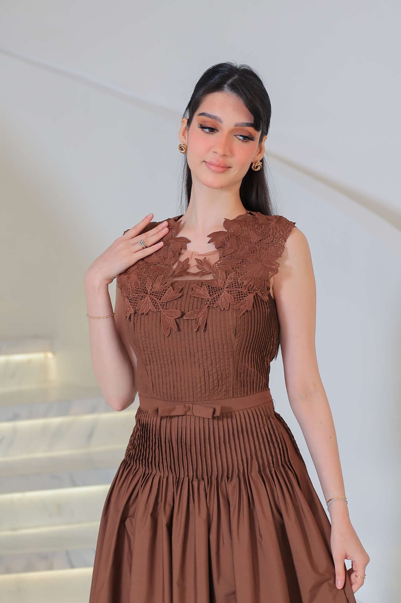 فستان أنثوي أنيق بتصميم ناعم ومريح بتطريز دانتيل ناعم على الصدر والياقة