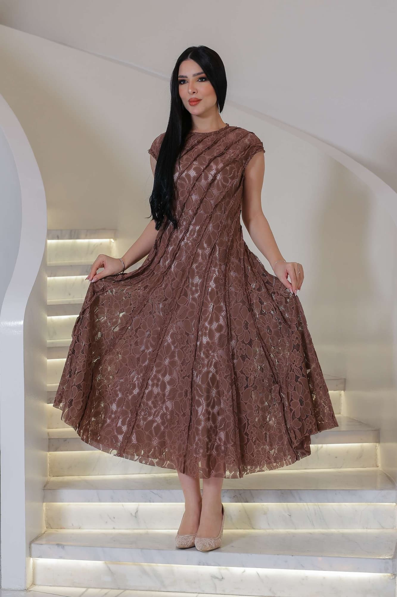 فستان ميدي دانتيل كلوش بطابع انثوي ناعم