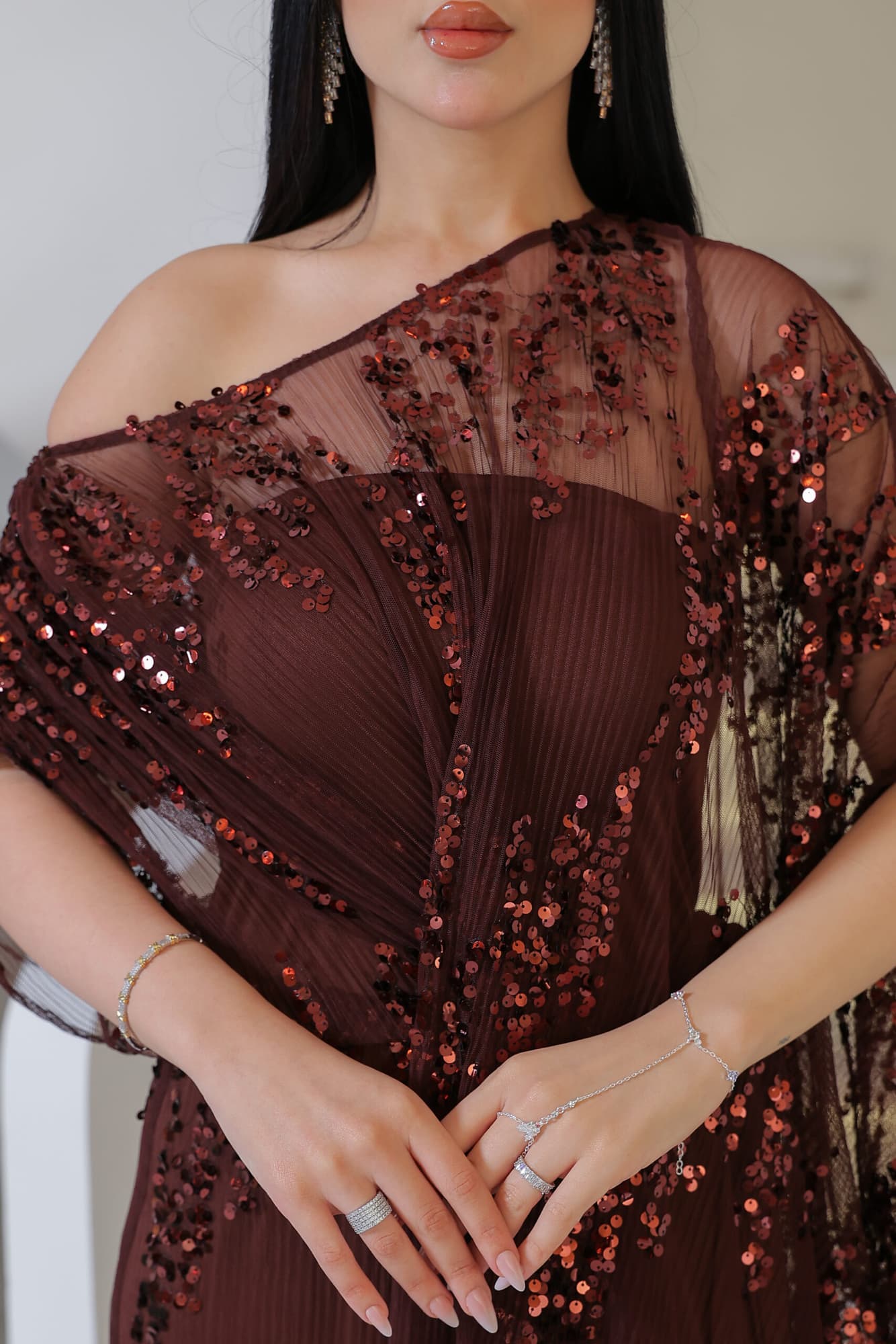 فستان سهره مطرز بتطريز ترتر يجمع بين الاناقة والانوثه بني