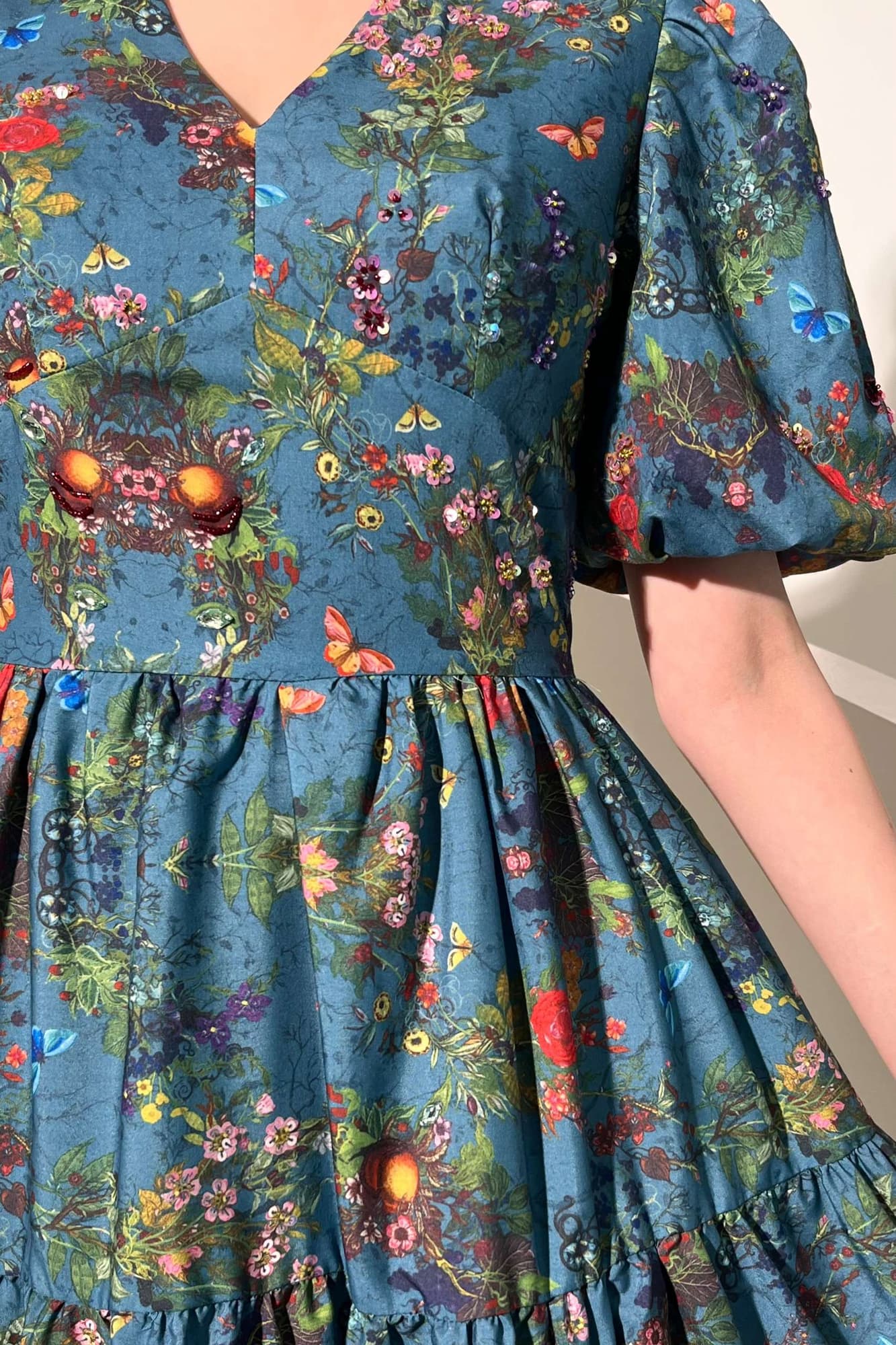 فستان كشكش مزين بتشجيرات ملونه تركواز