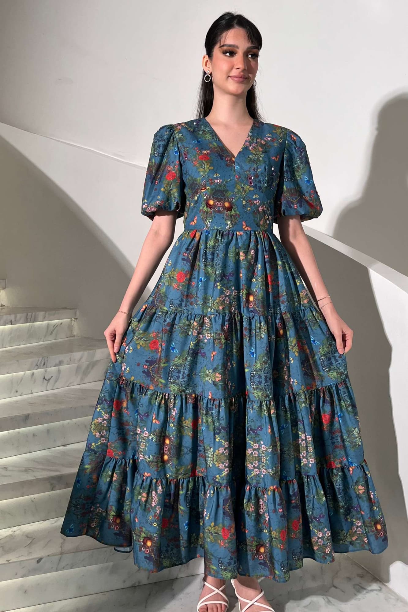 فستان كشكش مزين بتشجيرات ملونه