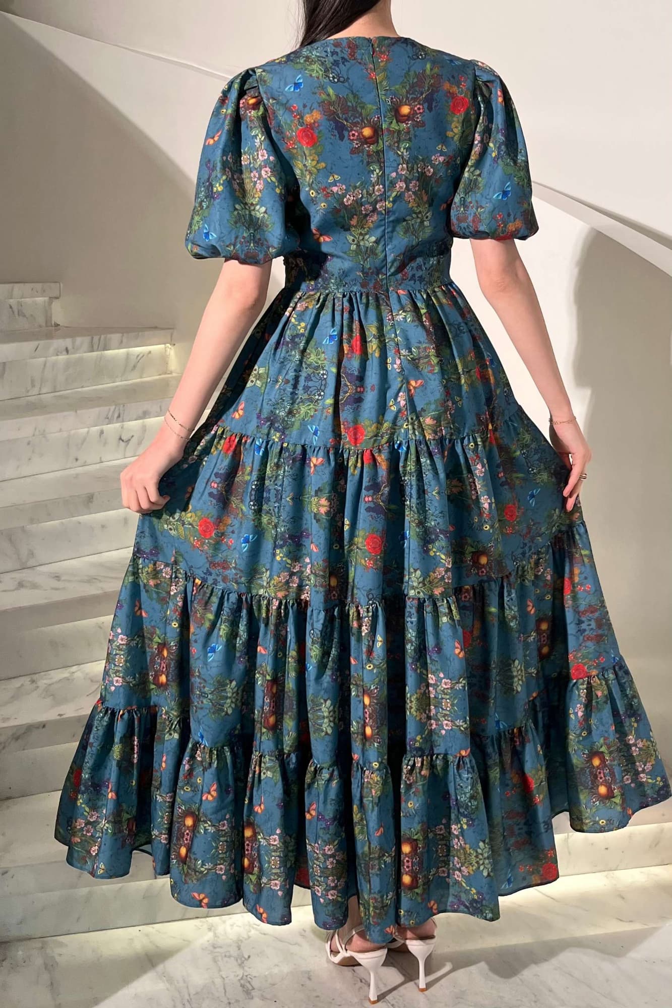 فستان كشكش مزين بتشجيرات ملونه