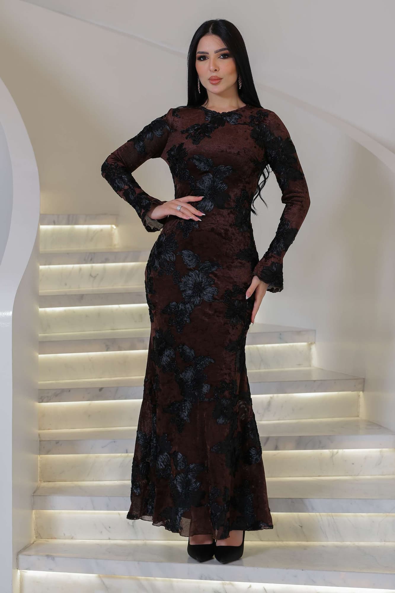 فستان سهرة أنيق مزين بتطريزات زهرية مخملية بارزة تمنح التصميم عمقًا بصريًا ولمسة أنثوية