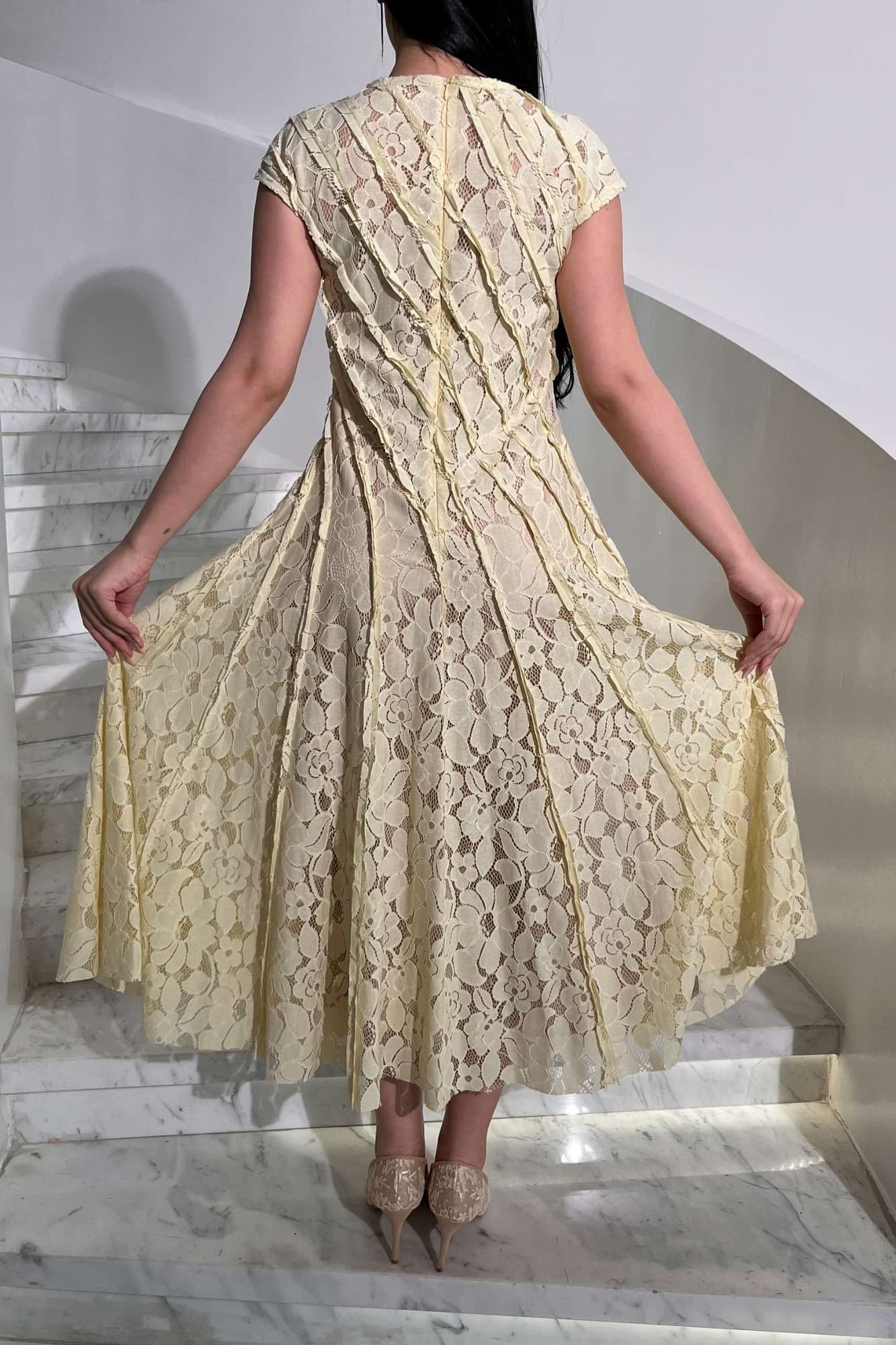 فستان ميدي دانتيل كلوش بطابع انثوي ناعم