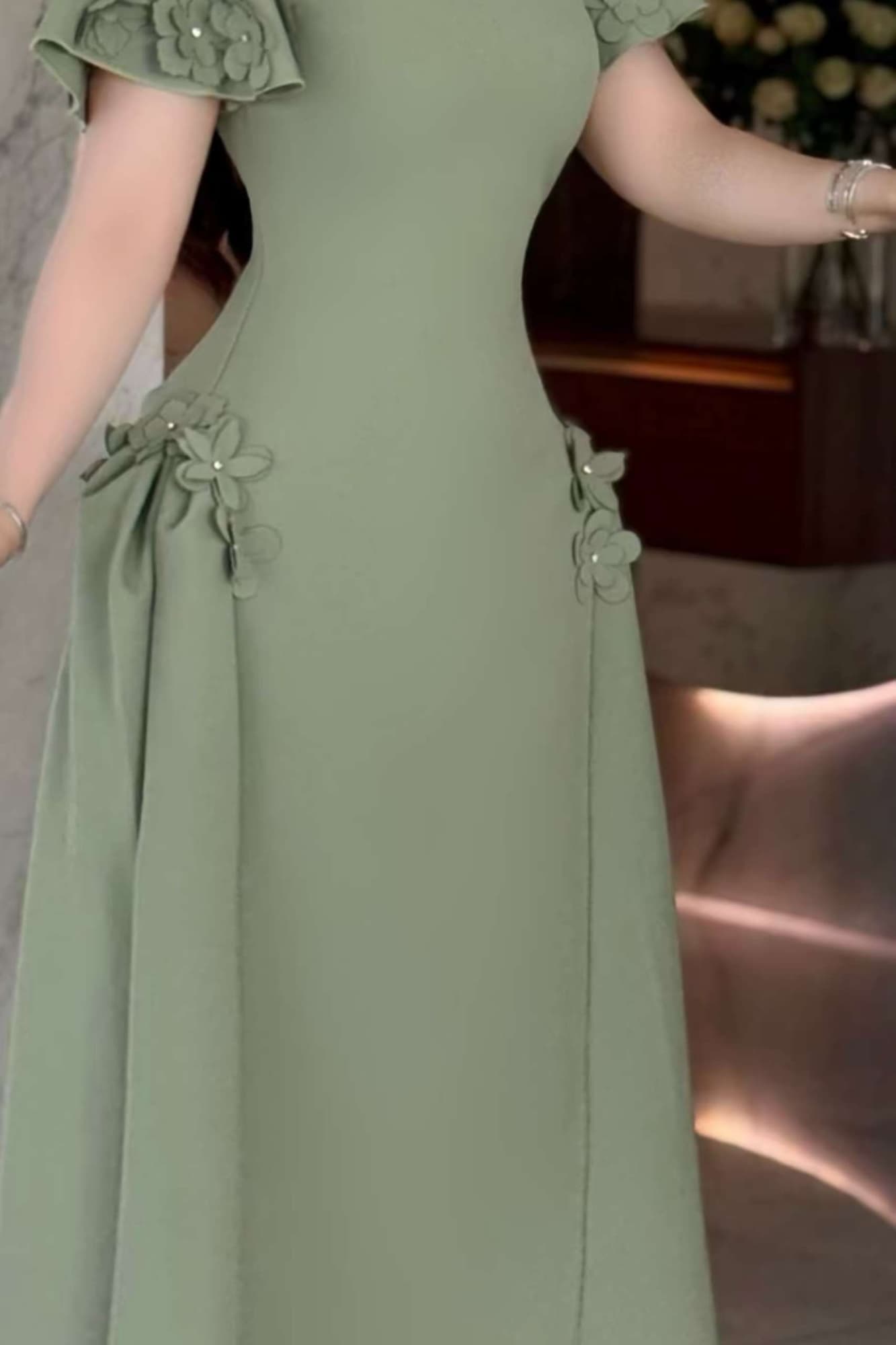 فستان سهره ميدي مزينة بتفاصيل زهرية ثلاثية الأبعاد