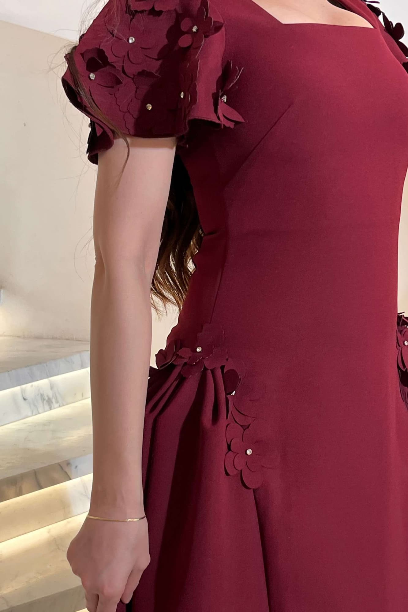 فستان سهره ميدي مزينة بتفاصيل زهرية ثلاثية الأبعاد عودي