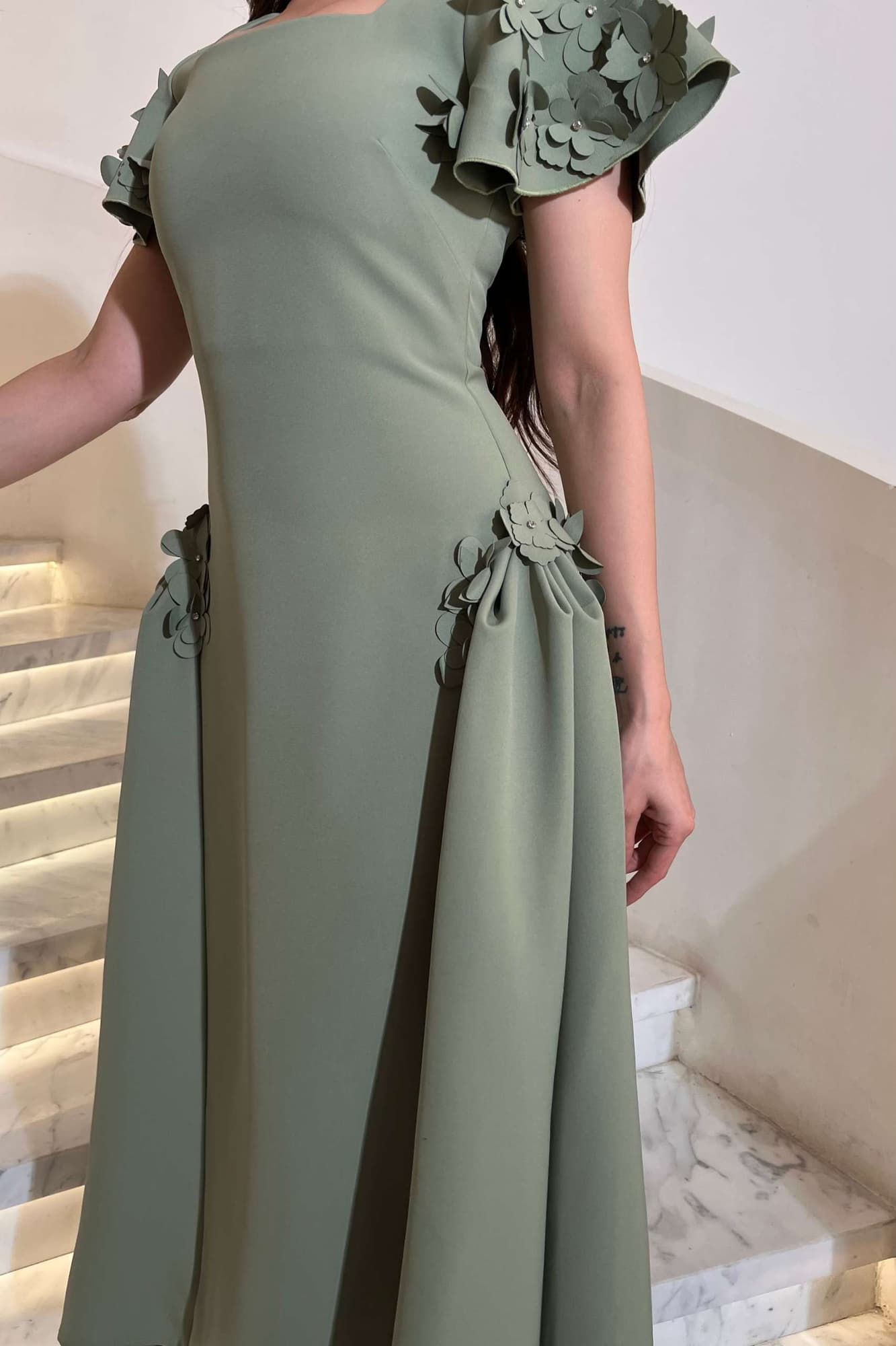 فستان سهره ميدي مزينة بتفاصيل زهرية ثلاثية الأبعاد زيتي