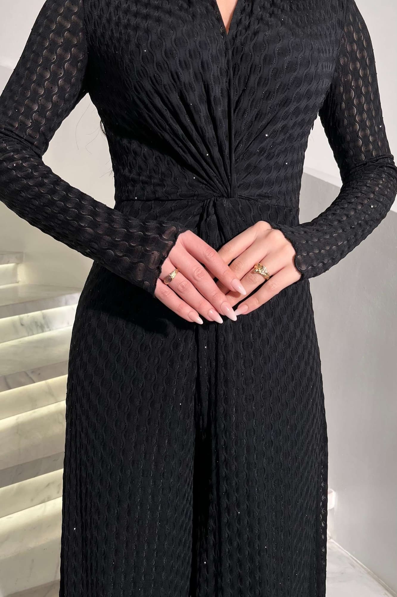 جمبسوت ناعم مزين بفصوص بتصميم أنثوي أنيق يبرز القوام بانسيابية ناعمة اسود