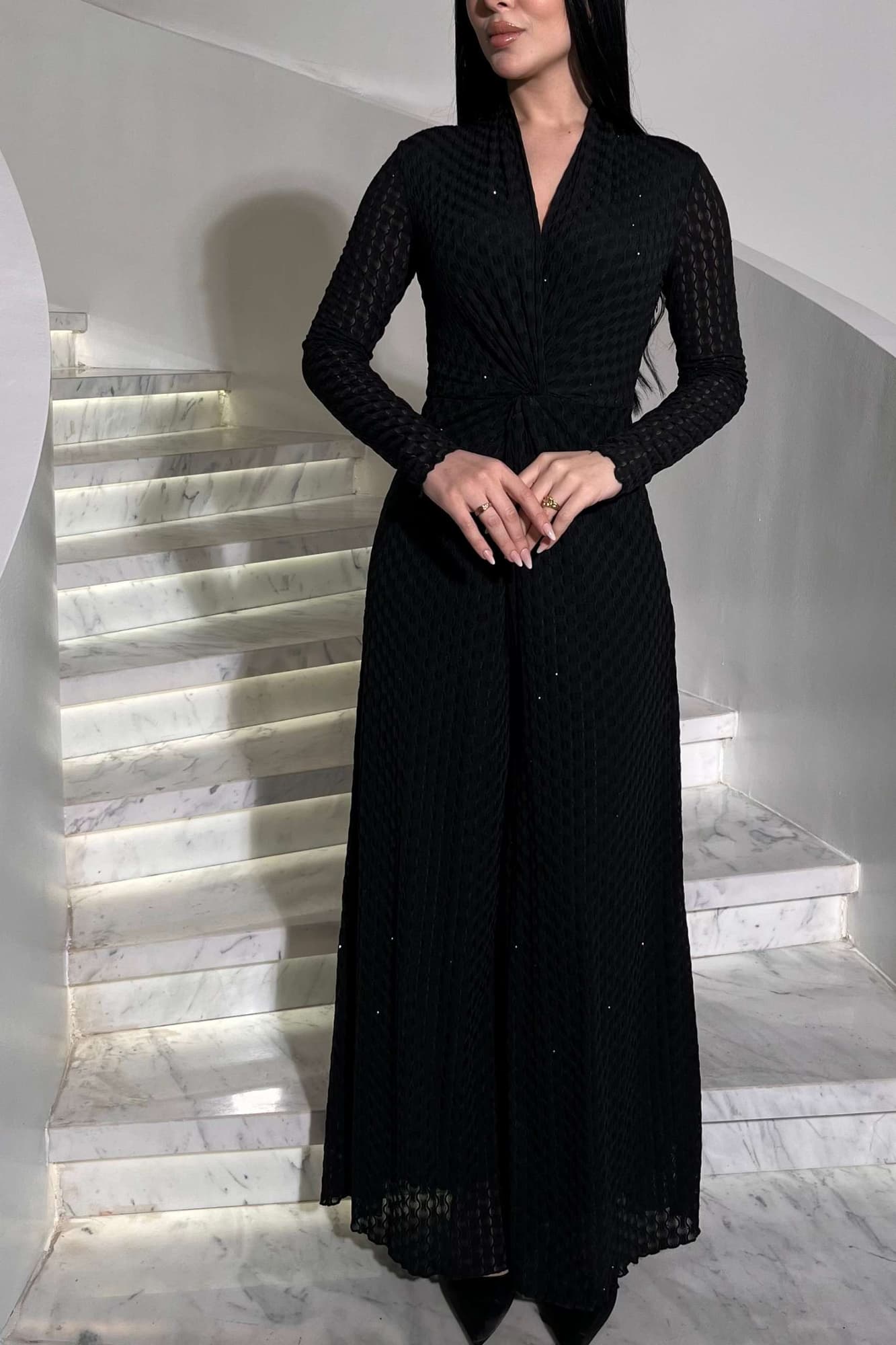 جمبسوت ناعم مزين بفصوص بتصميم أنثوي أنيق يبرز القوام بانسيابية ناعمة